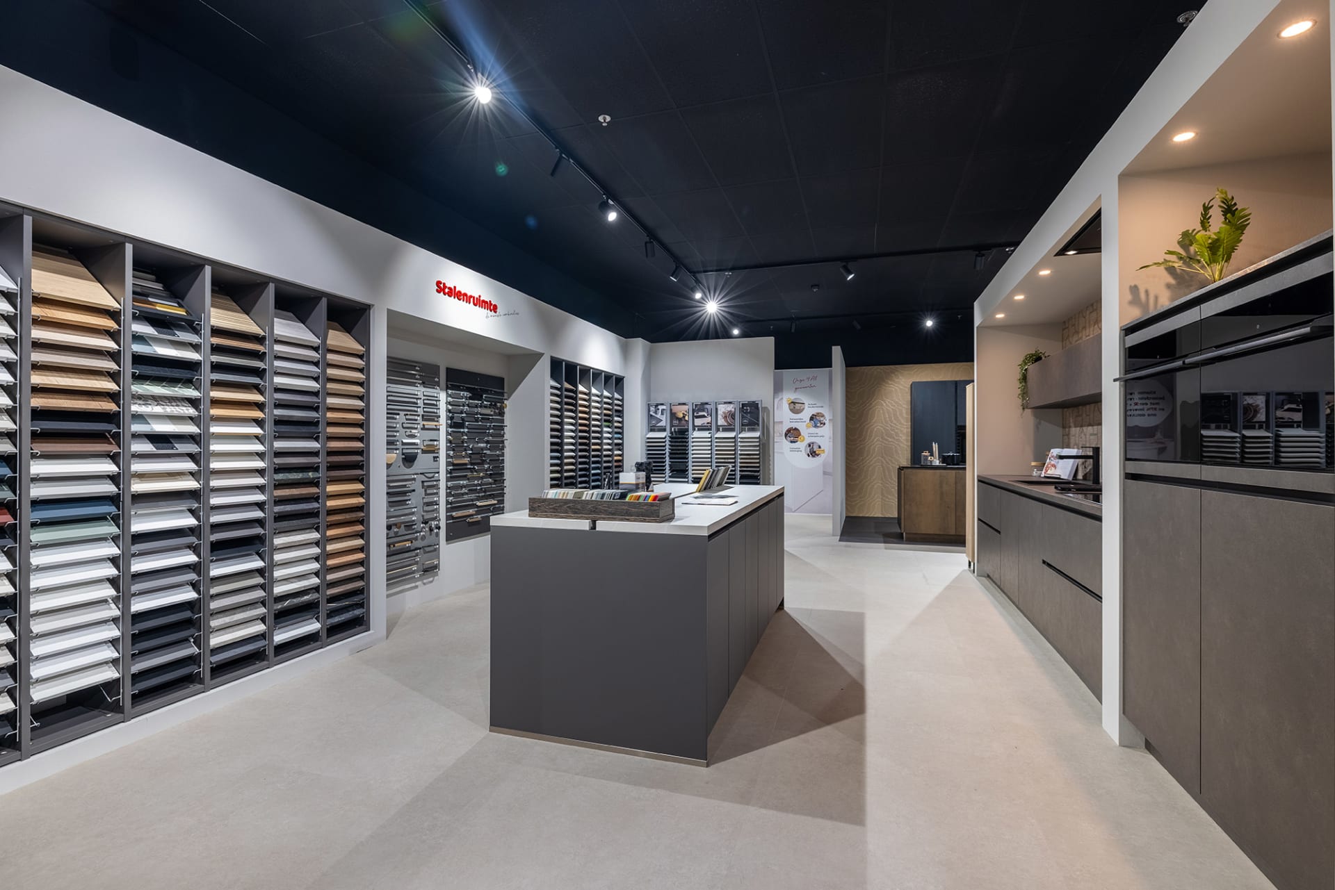 De stalenruimte met wanden vol front- en werkbladstalen in de Kitchen4All-winkel