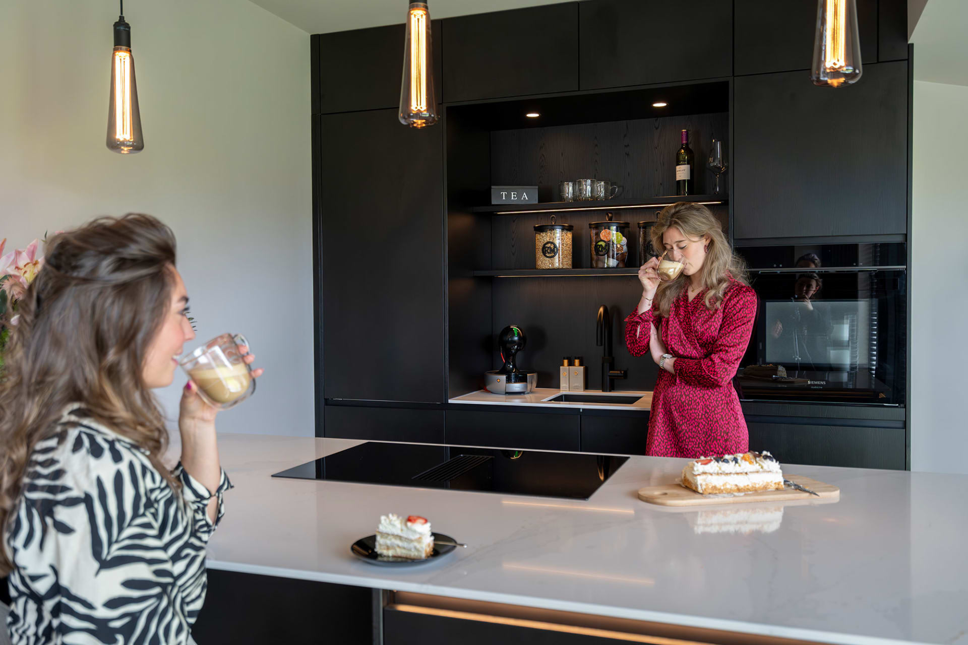 Familie Mulder maakt samen taart aan het kookeiland