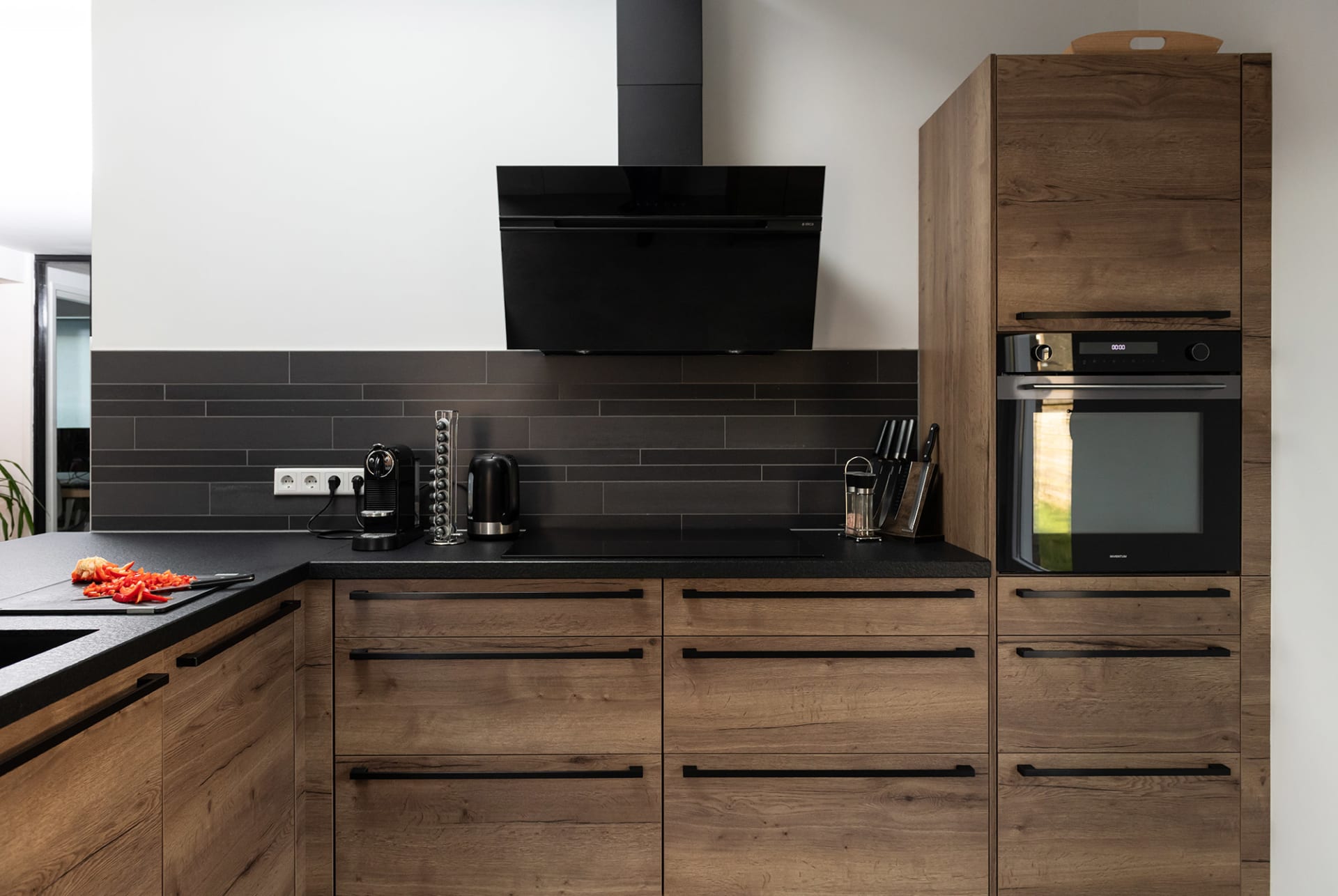 Industriële keuken Familie De Groot met donker hout en staal