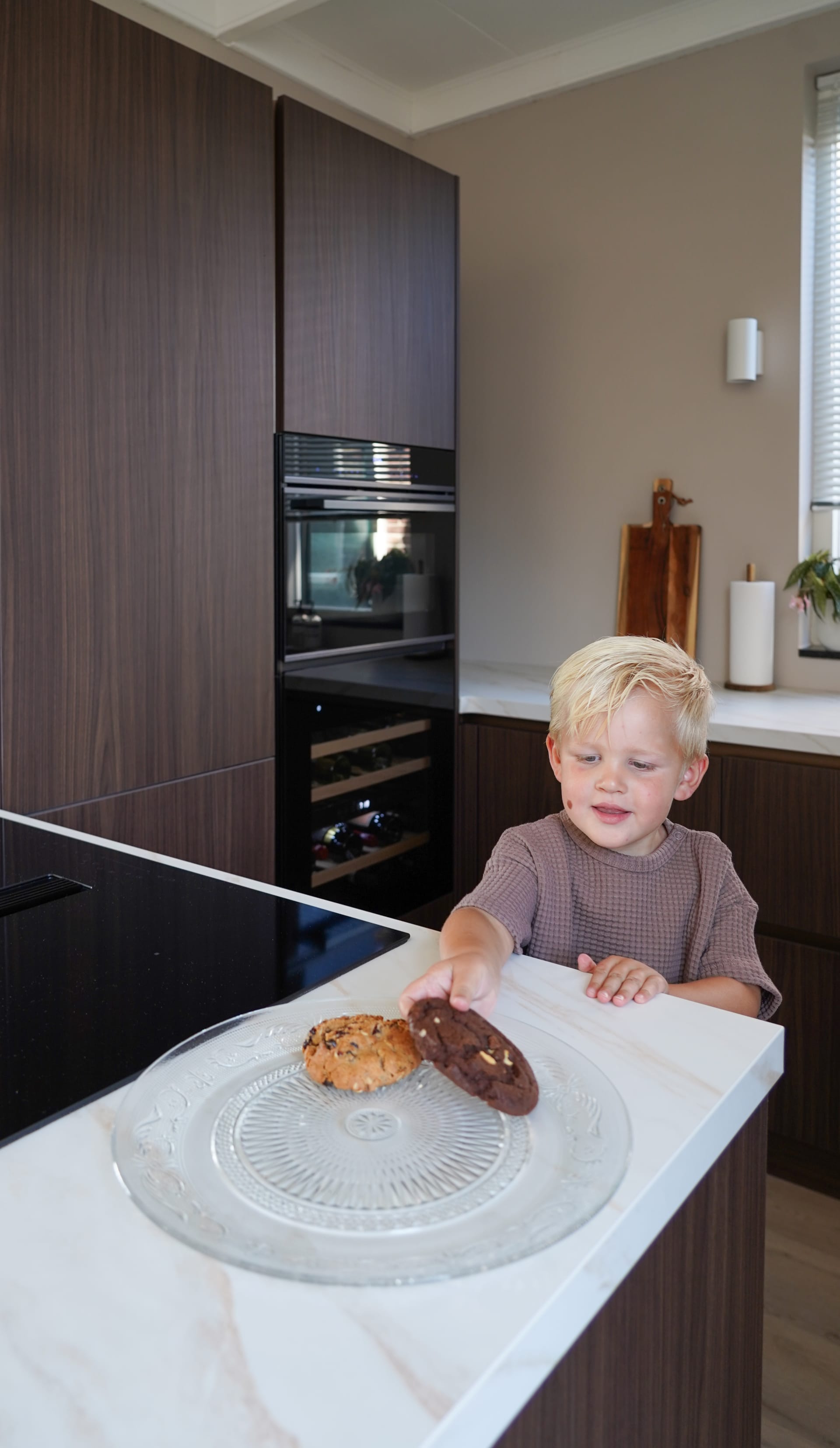 Hoge kast met zwarte oven en de inbouwwijnkoeler met twee temperatuurzones