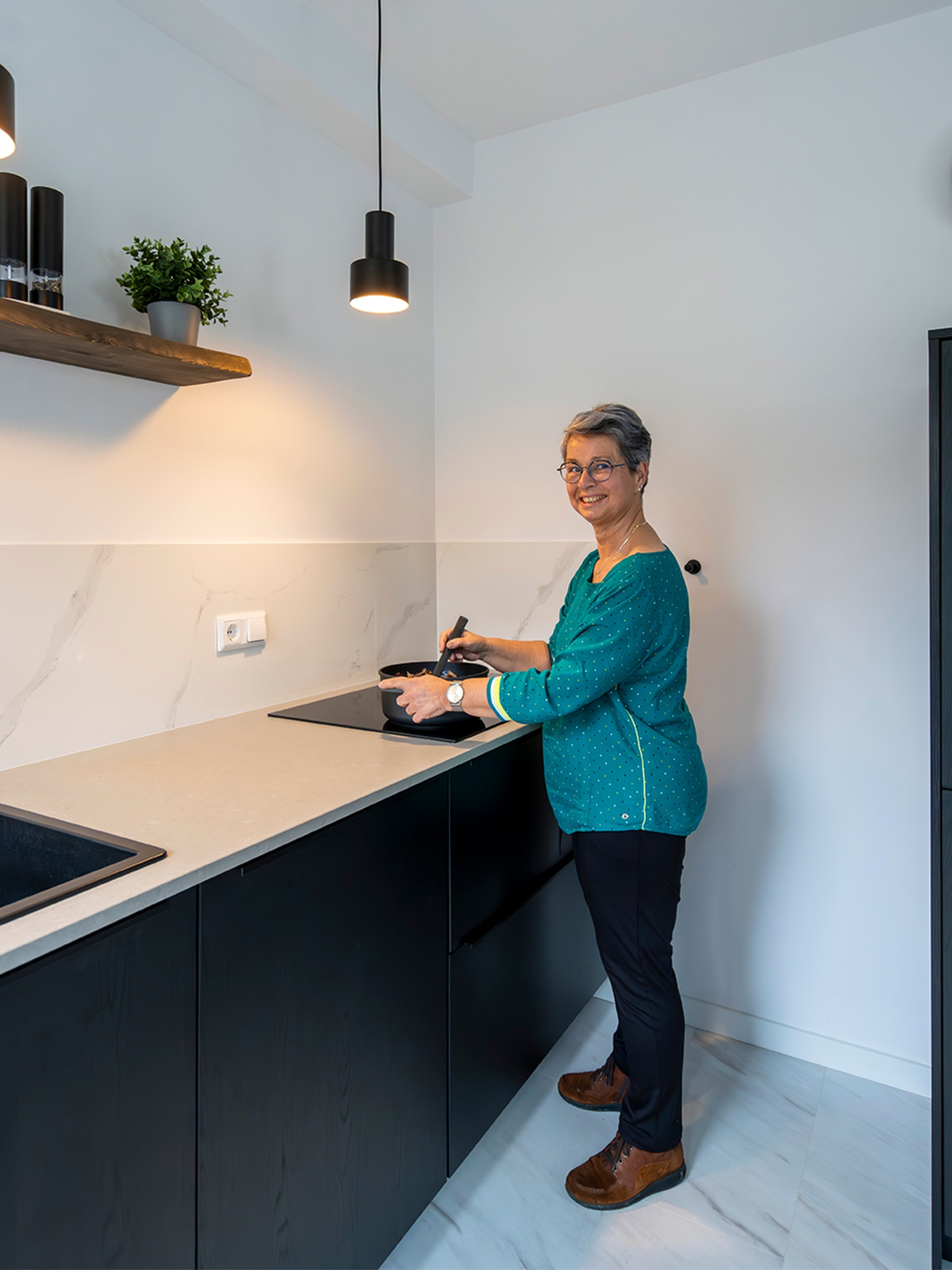 Zwarte houtlook keuken