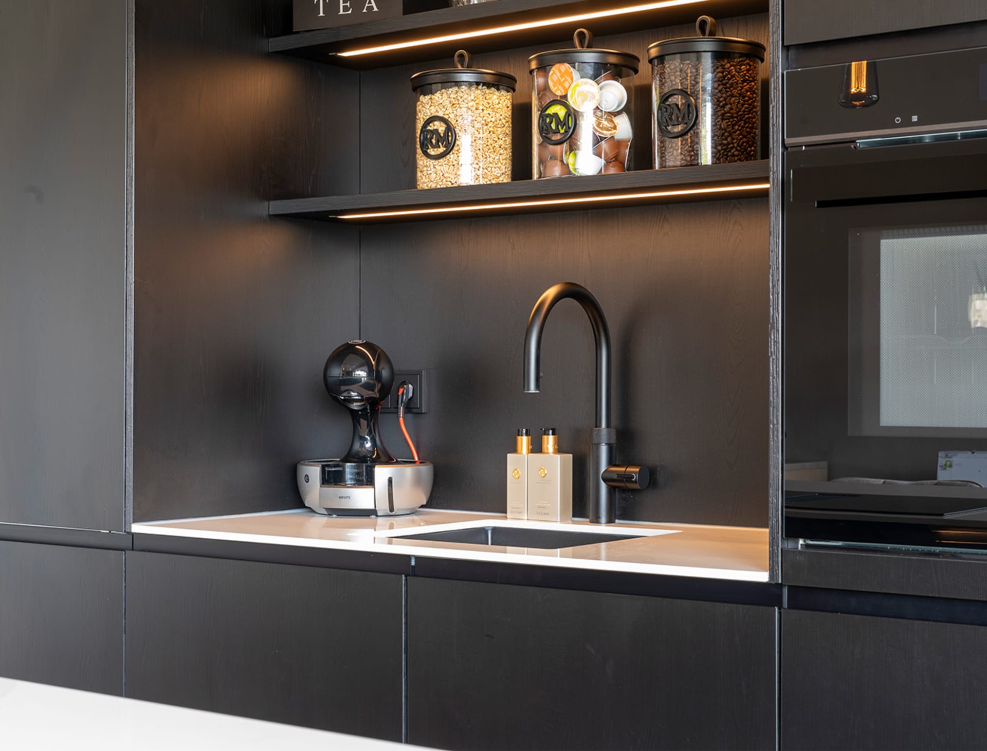 Moderne keuken met waterontharder geinstalleerd onder het aanrecht