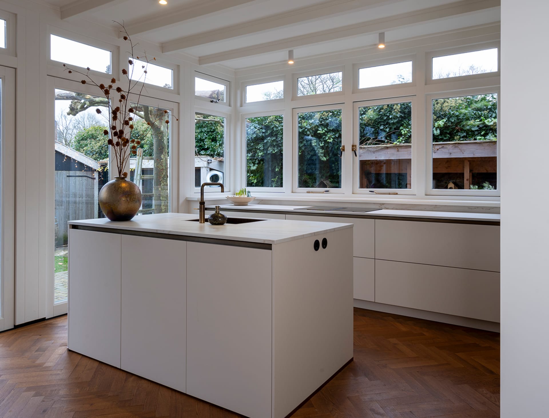 Luxe Scandinavische keuken in lichte tinten