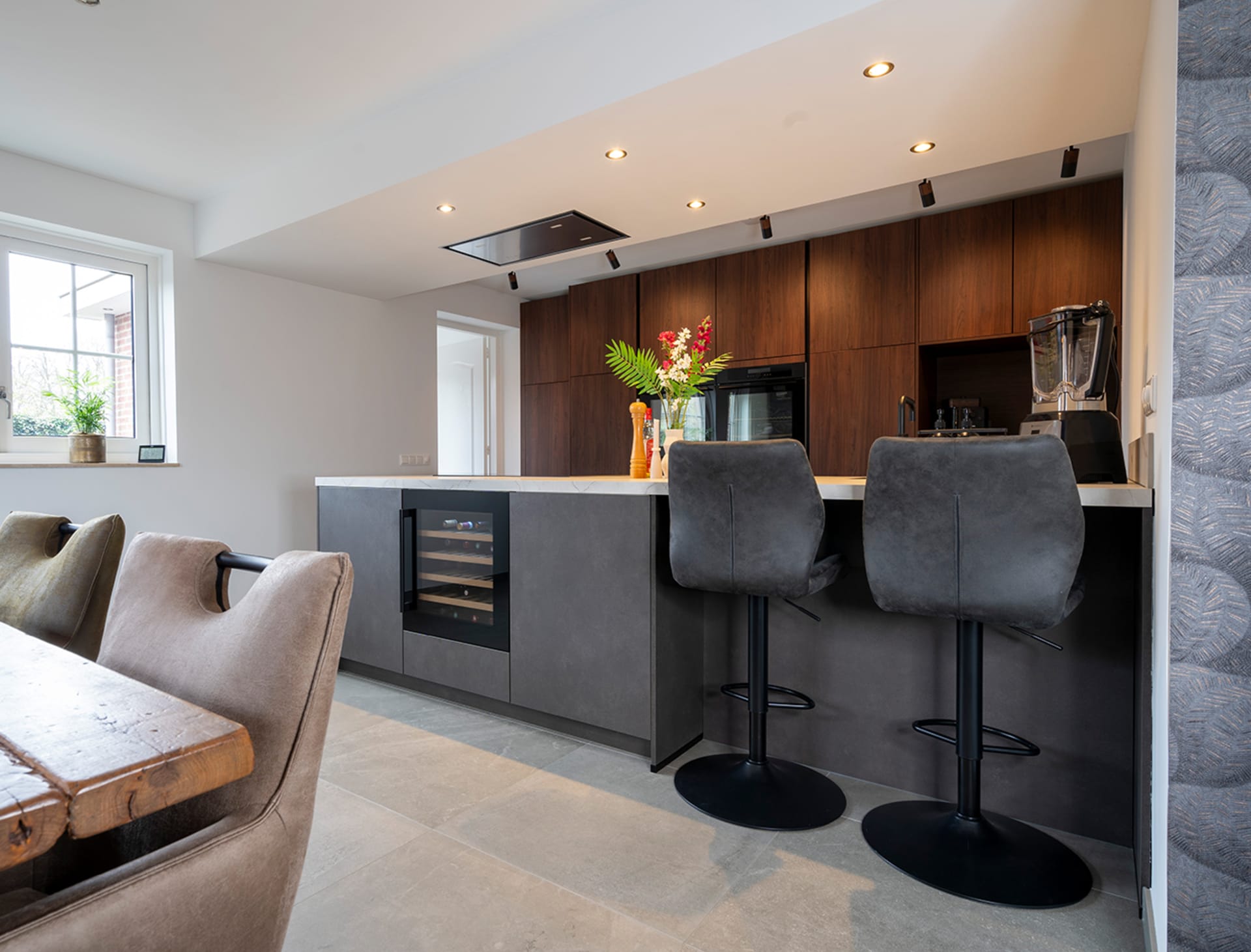 Ruime moderne keuken met houten kastenwand en kookeiland