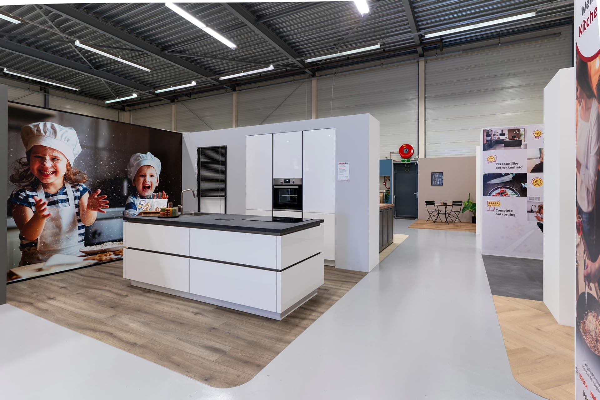 Lichte keukenwinkel van Kitchen4All met wit kookeiland vooraan