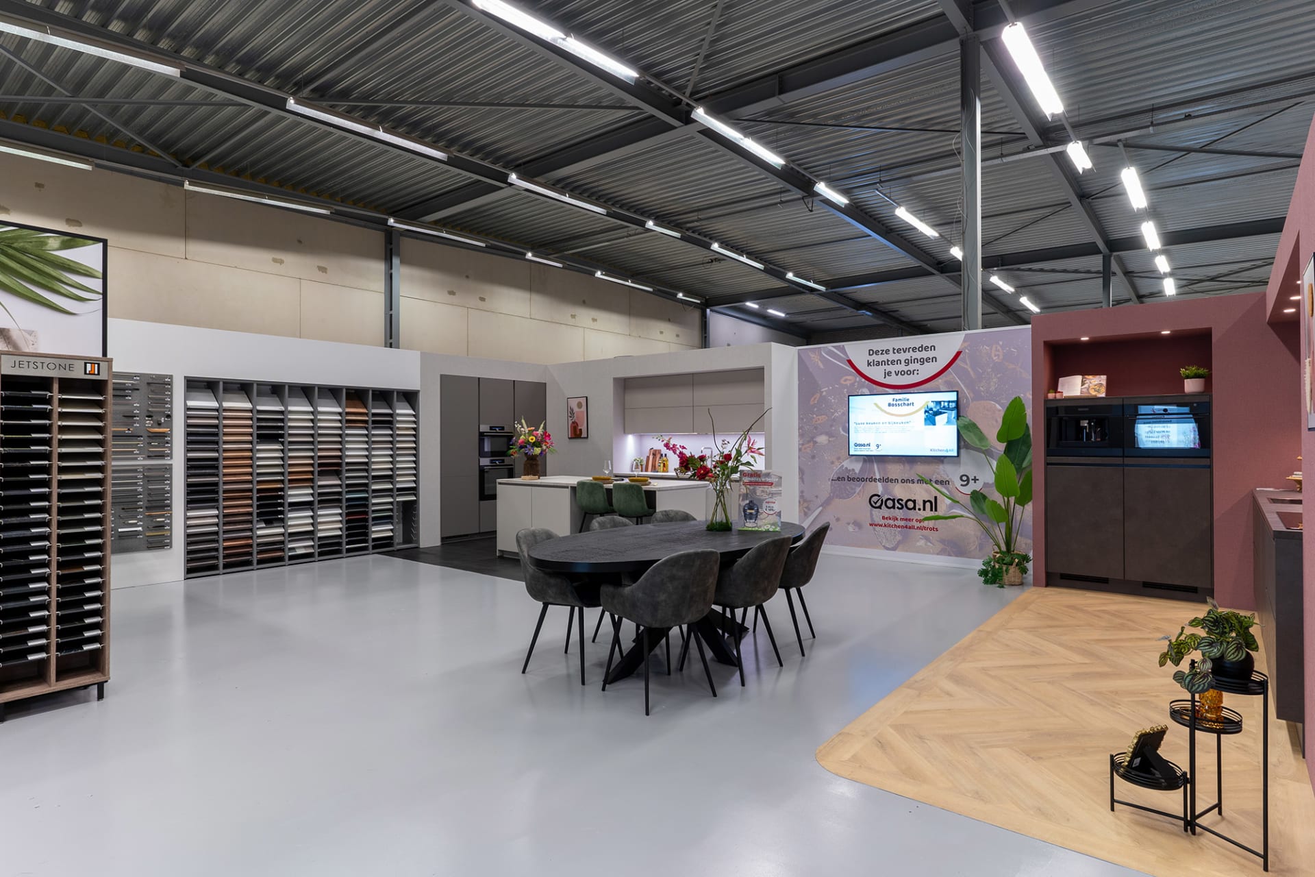 Ruime keukenwinkel van Kitchen4All met keukenopstellingen in verschillende stijlen
