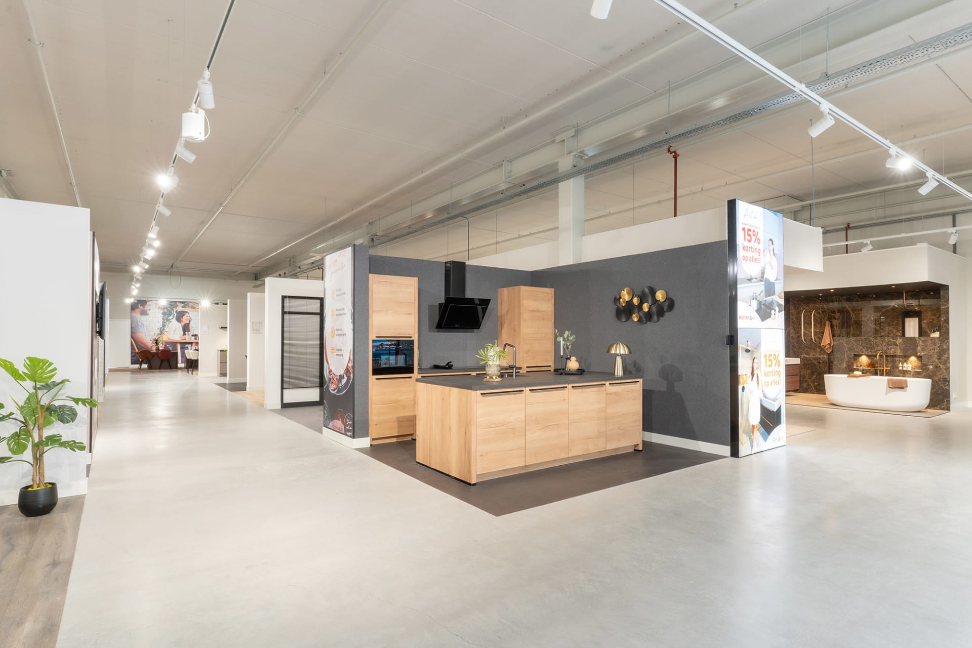 Eikenhouten keukeneiland tegen een donkergrijze wand in de Kitchen4All-winkel