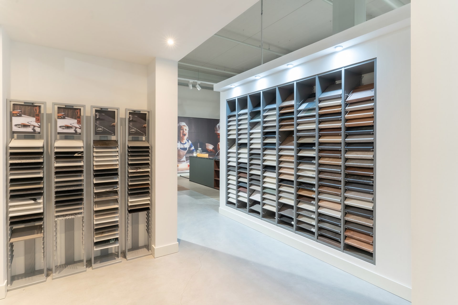 Vakkenwand vol materiaal- en frontstalen in de Kitchen4All-winkel
