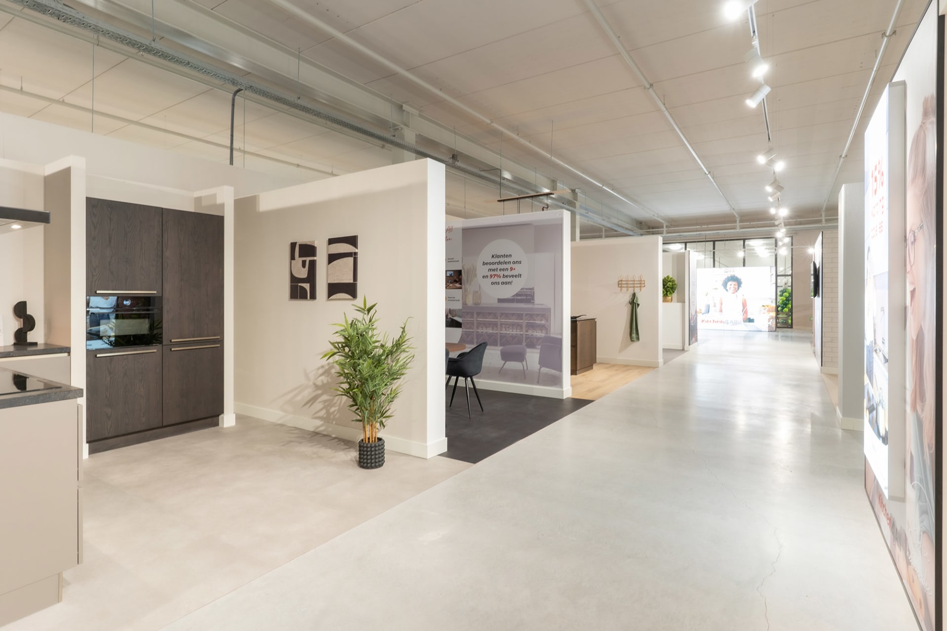 Donkere keukenopstelling in een lichte gang van de Kitchen4All-winkel