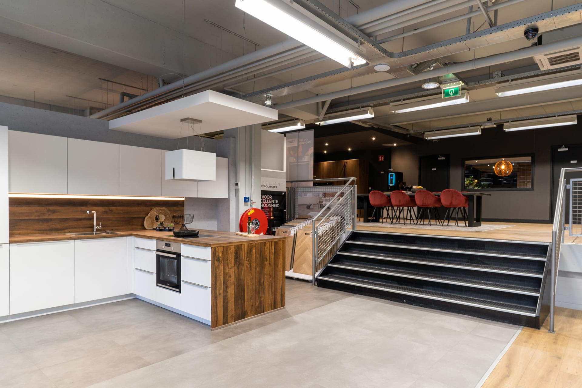 Witte hoekkeuken met houten accenten in de Kitchen4All-winkel