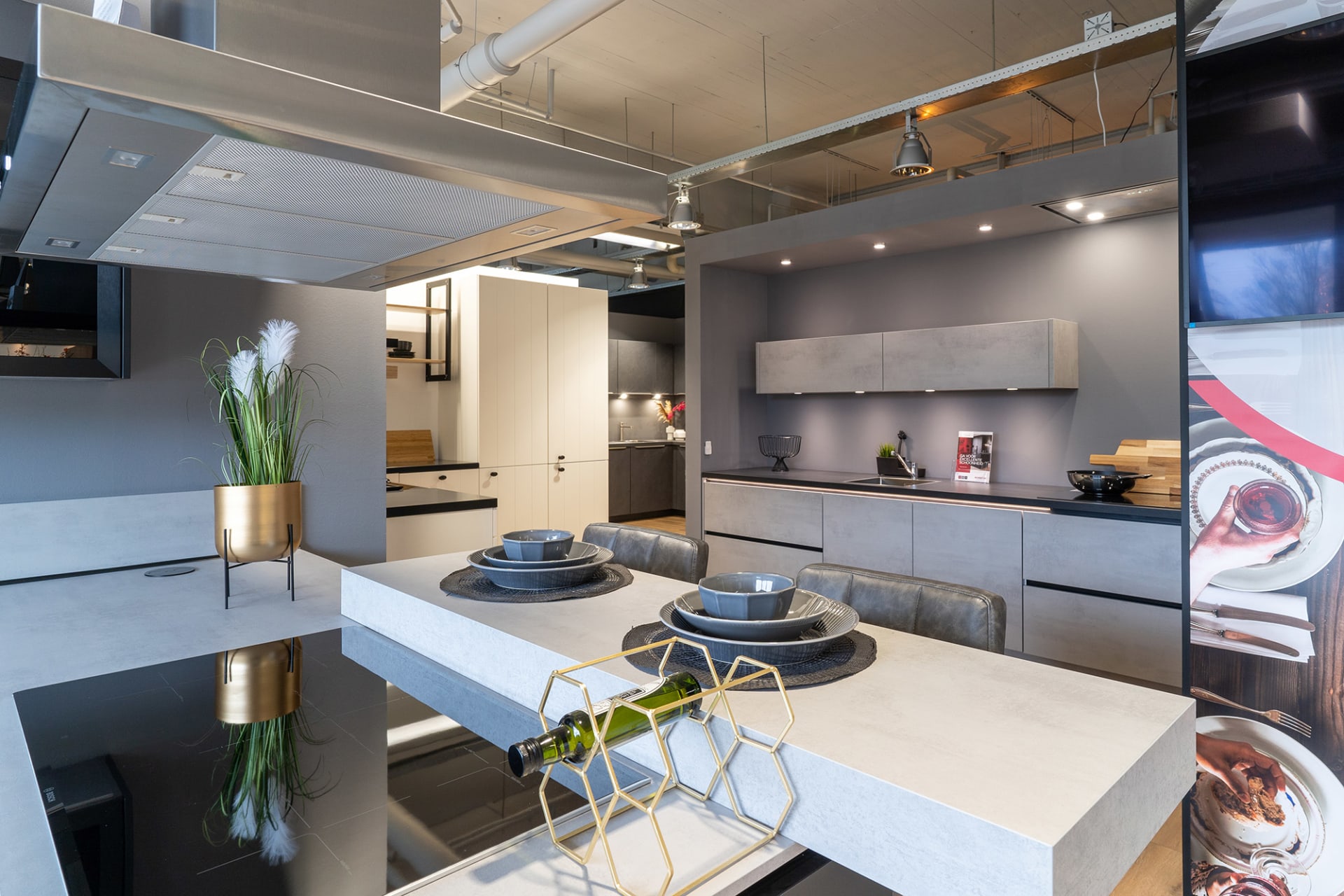 Wit kookeiland met rvs afzuigkap in de Kitchen4All-winkel