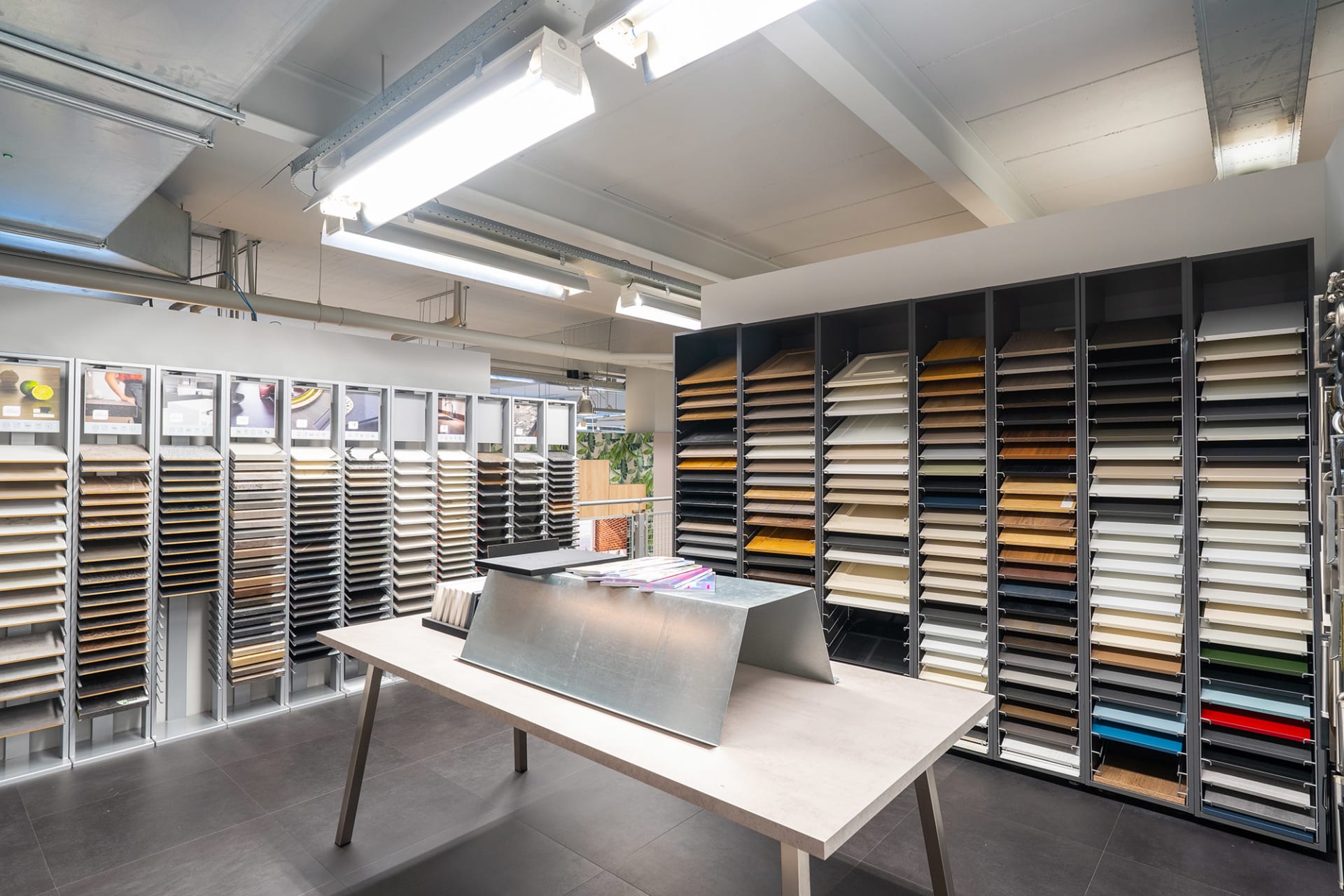 Wand vol front- en werkbladstalen in de Kitchen4All-winkel
