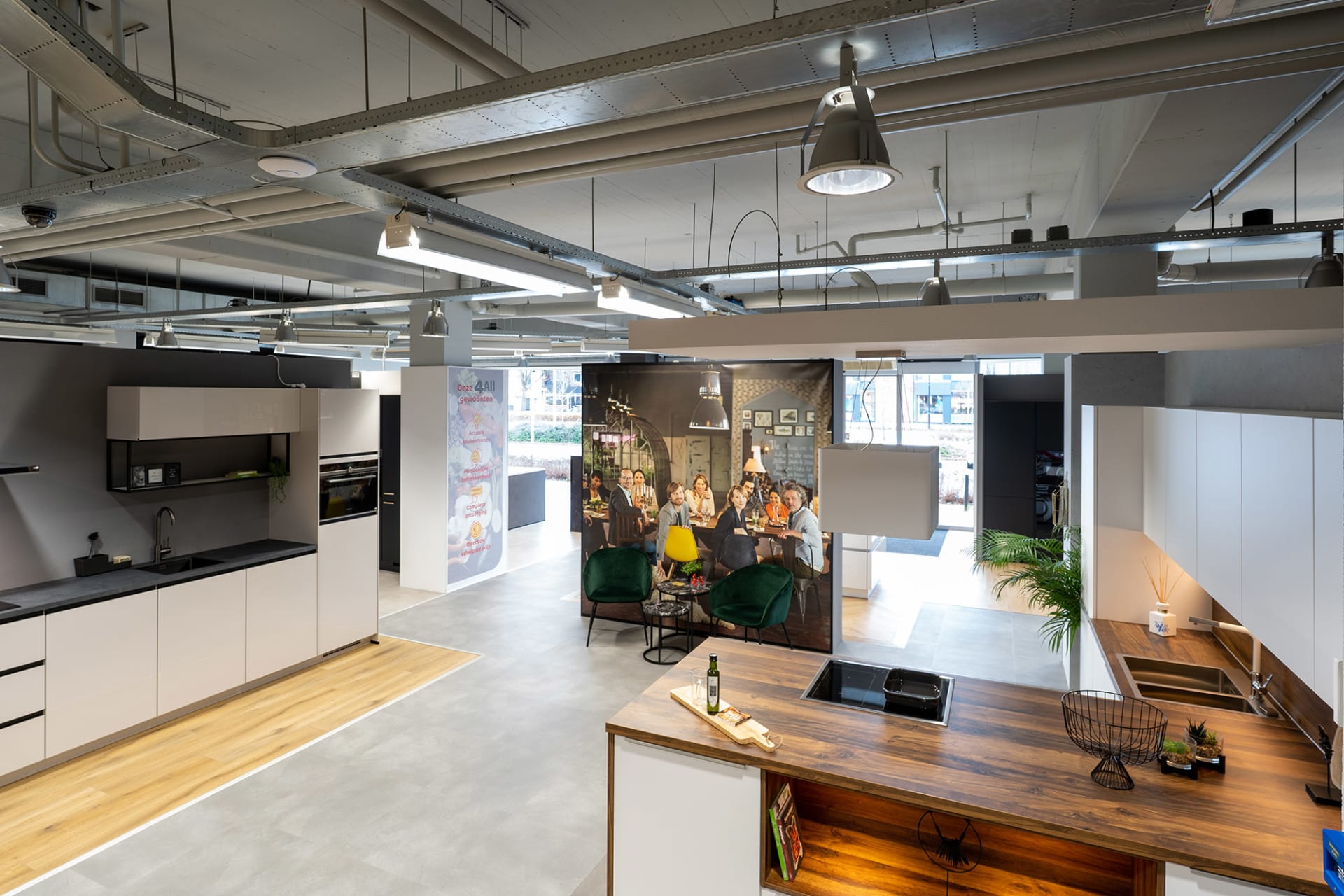De balie tussen de keukenopstellingen in de Kitchen4All-winkel