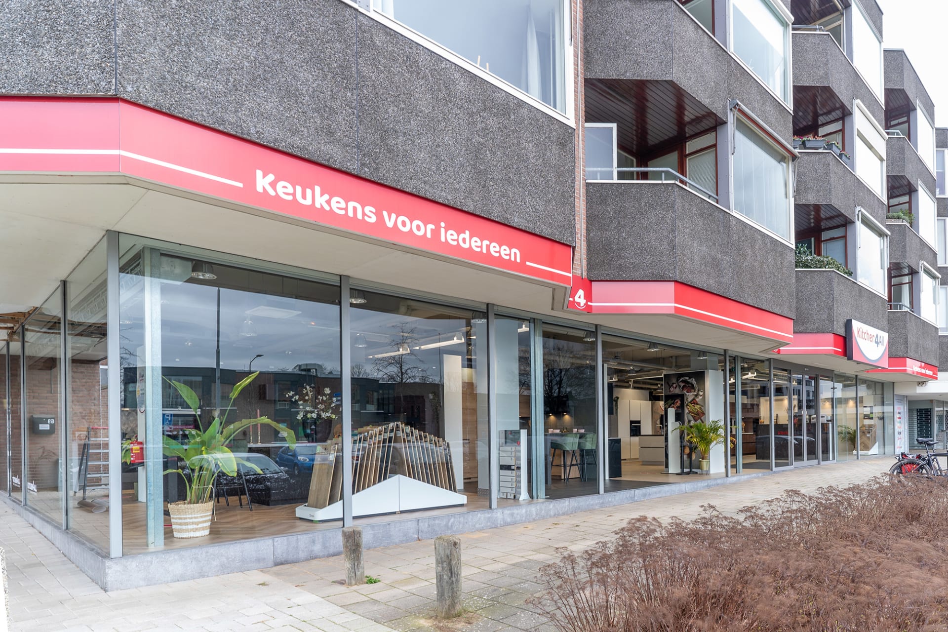 De hoekgevel van de Kitchen4All-winkel met grote etalageruiten