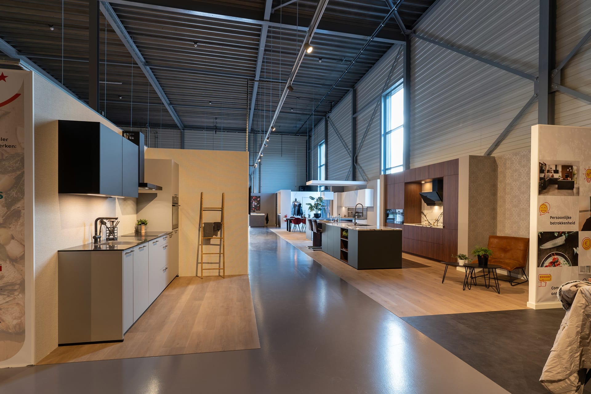 Winkelhal van Kitchen4All met keukenopstellingen onder een stalen dakconstructie