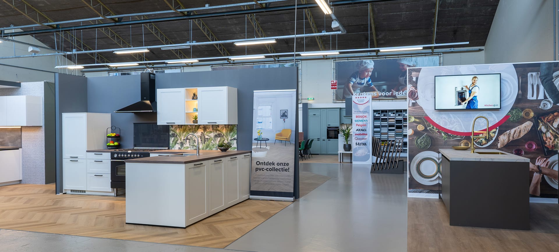Overzicht van een ruime Kitchen4All-keukenwinkel met diverse keukenopstellingen