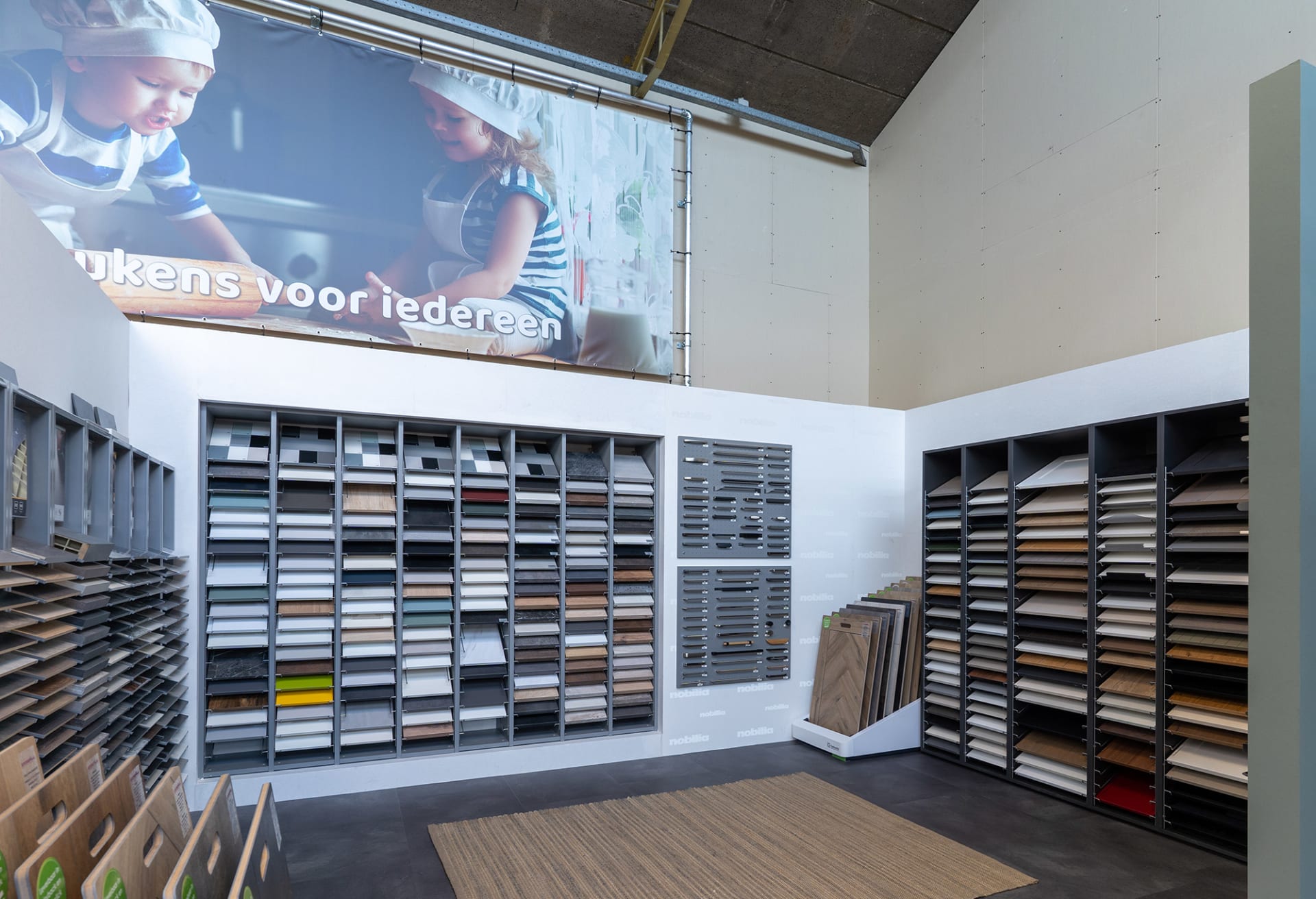 Verschillende keukenstijlen naast elkaar in de Kitchen4All-winkel