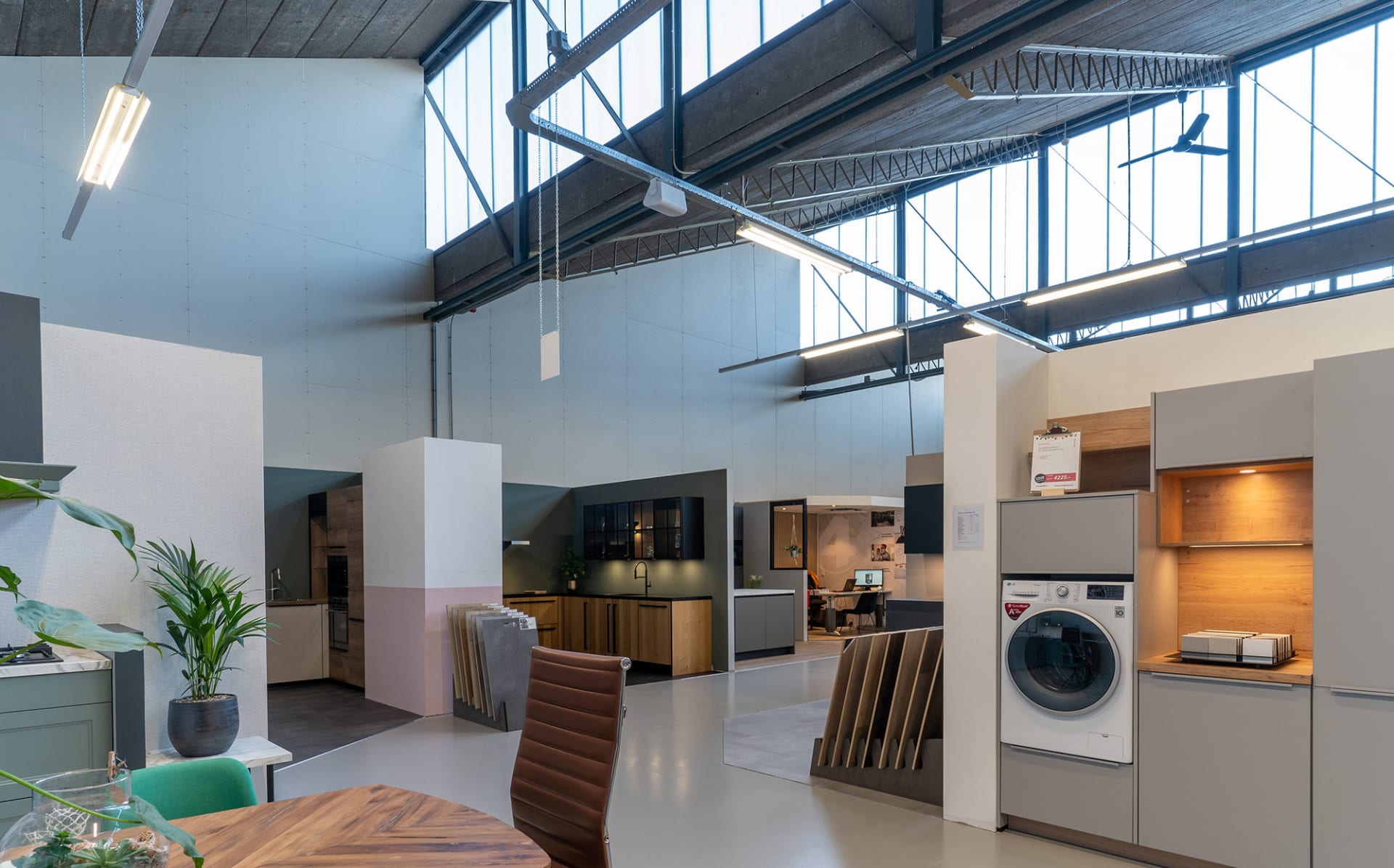 Moderne keukenopstelling met eiland en greeploze fronten in de Kitchen4All-winkel