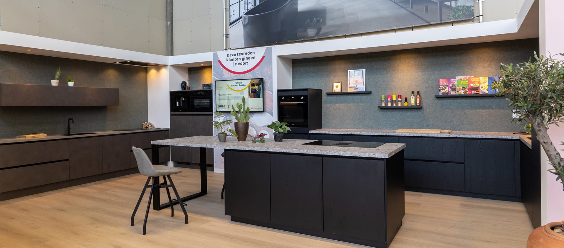 Matzwarte eilandkeuken met terrazzo werkblad in de Kitchen4All-winkel