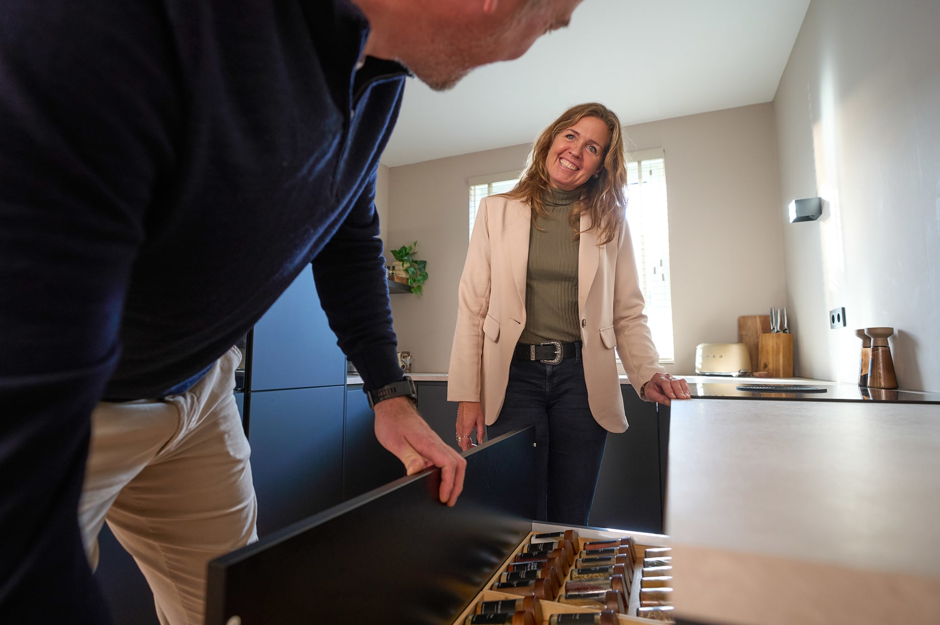 Kitchen4All-adviseur toont een uitgetrokken keukenlade aan een klant