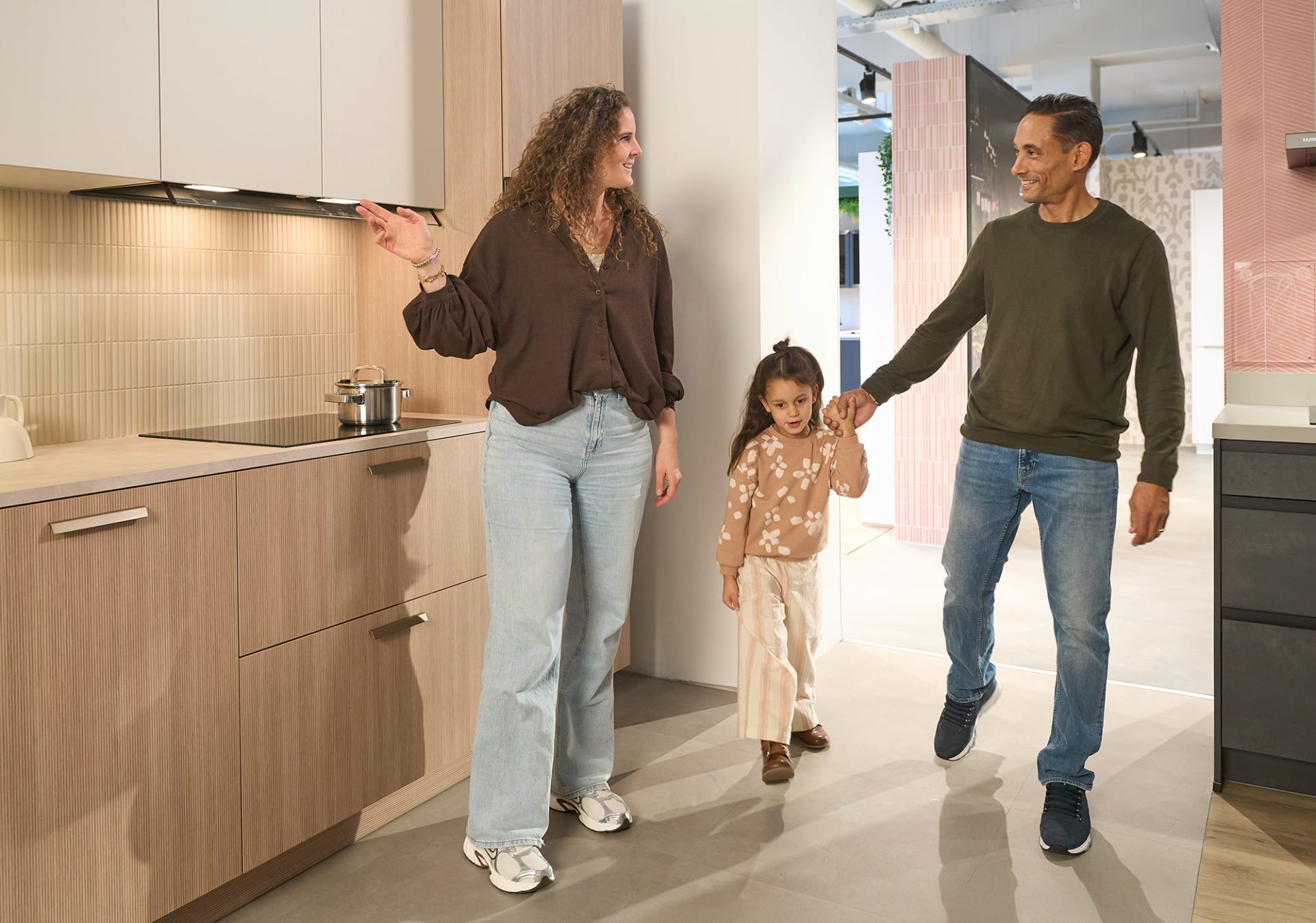 Gezin wordt welkom geheten in de Kitchen4All winkel