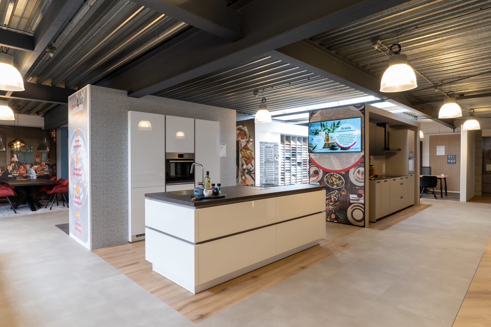 Licht kookeiland met donker werkblad in de Kitchen4All-winkel
