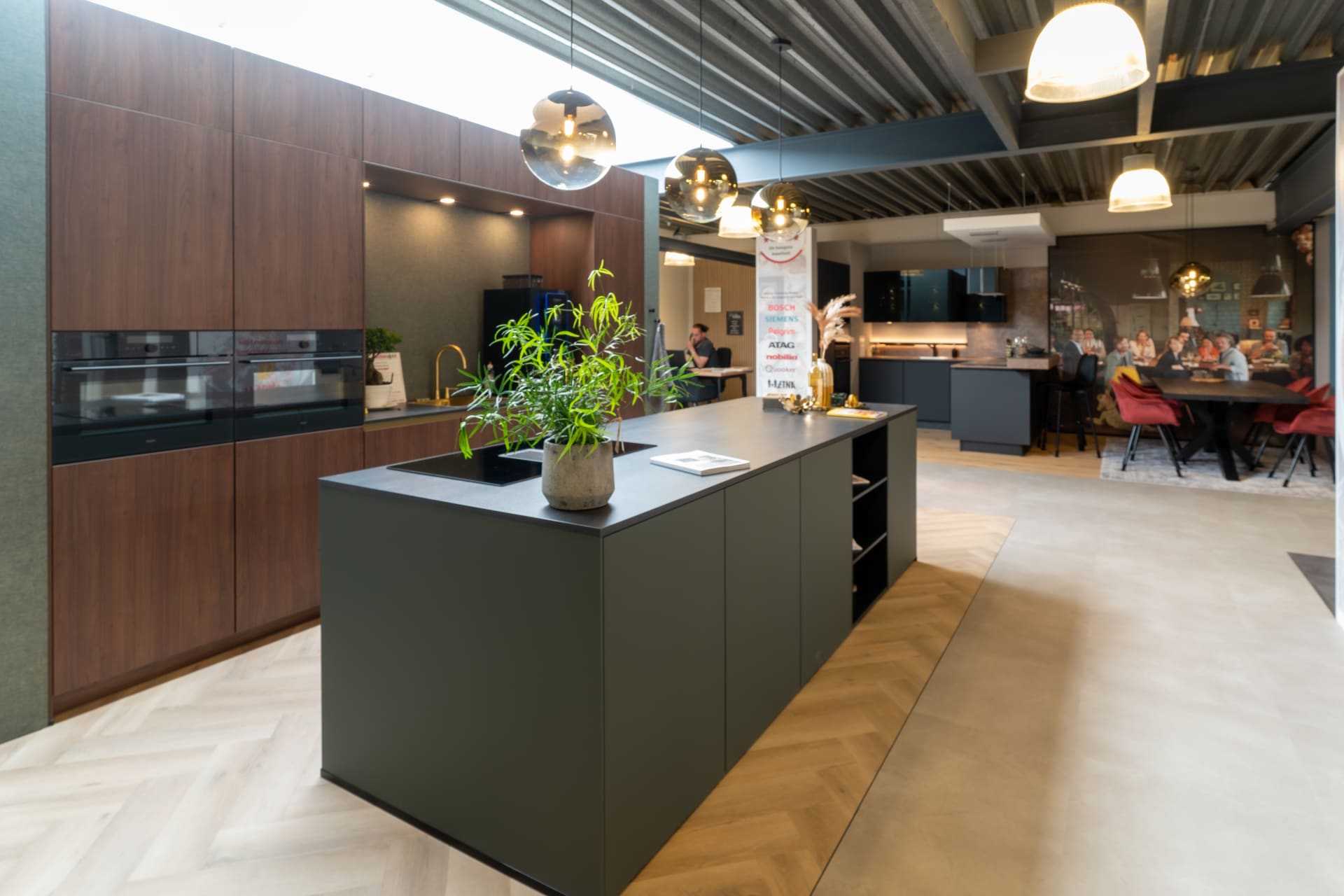Ruime winkelvloer met keukenopstellingen bij Kitchen4All in Almere