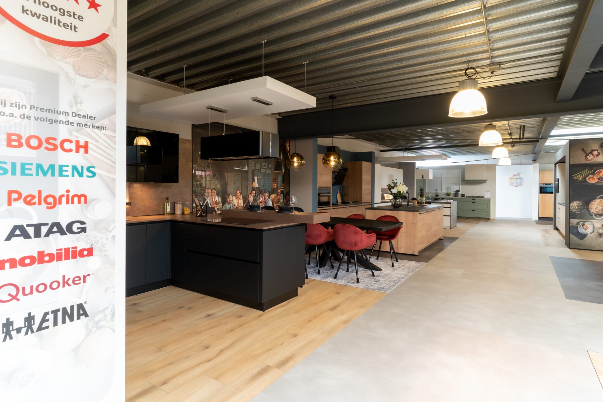 Donkergroene keuken met houten vloer en barhoek in de Kitchen4All-winkel