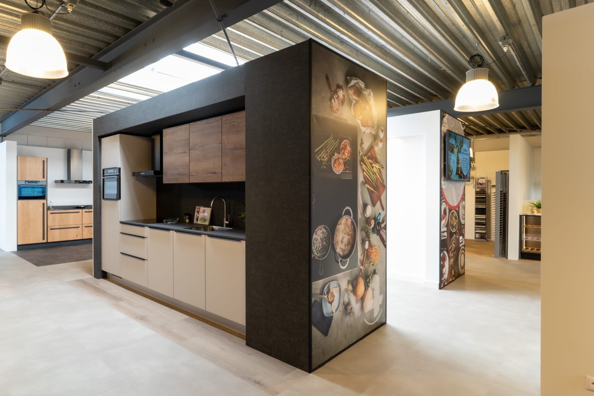 Keukenopstelling met lichte fronten in de Kitchen4All-winkel in Almere