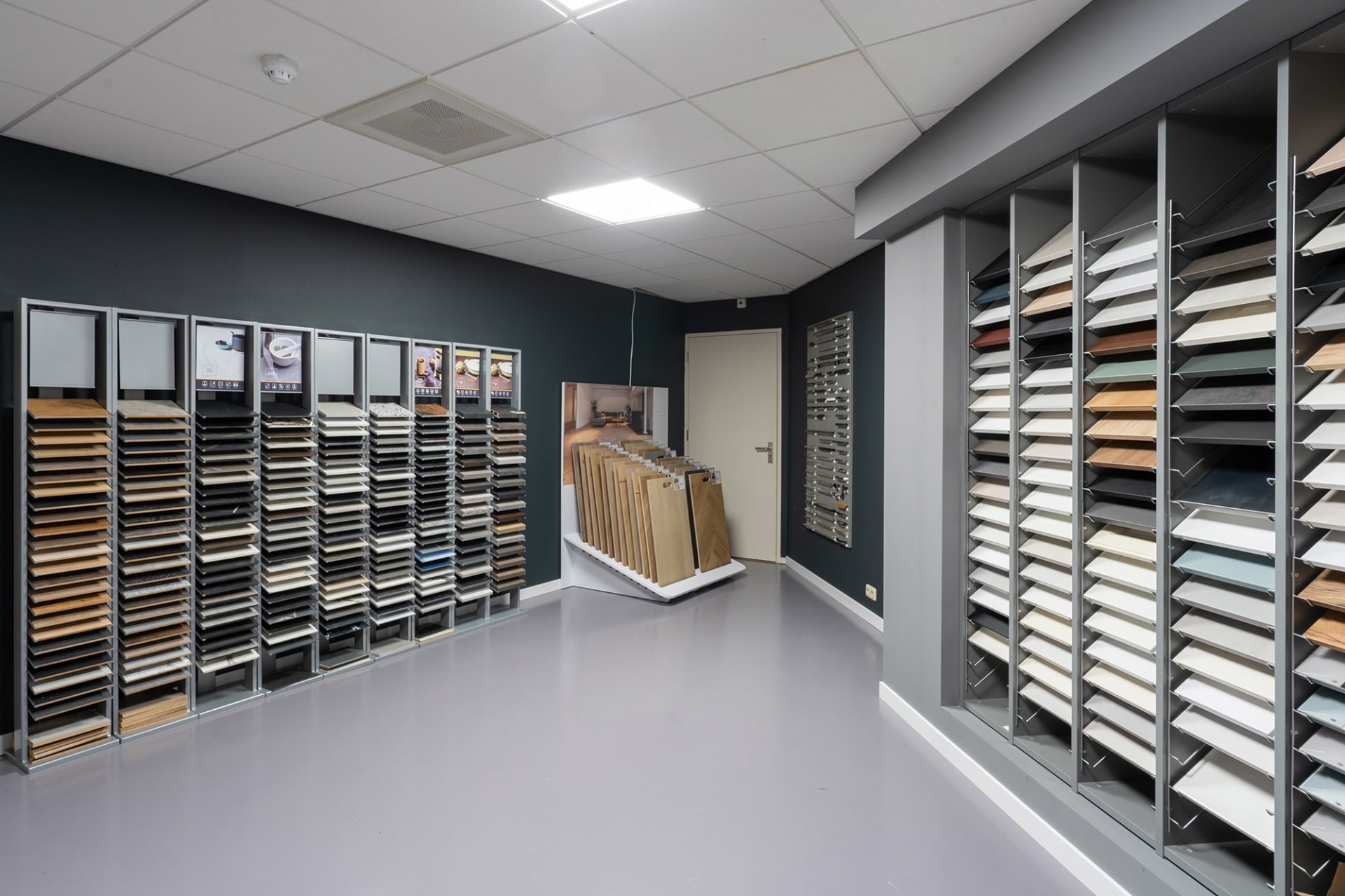 De stalenkamer met werkblad- en frontstalen in de Kitchen4All-winkel