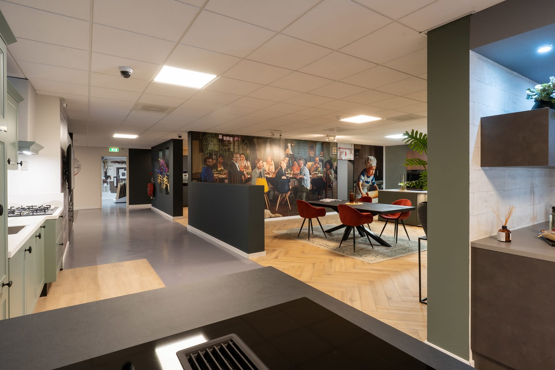 Adviestafels tussen de keukenopstellingen in de Kitchen4All-winkel