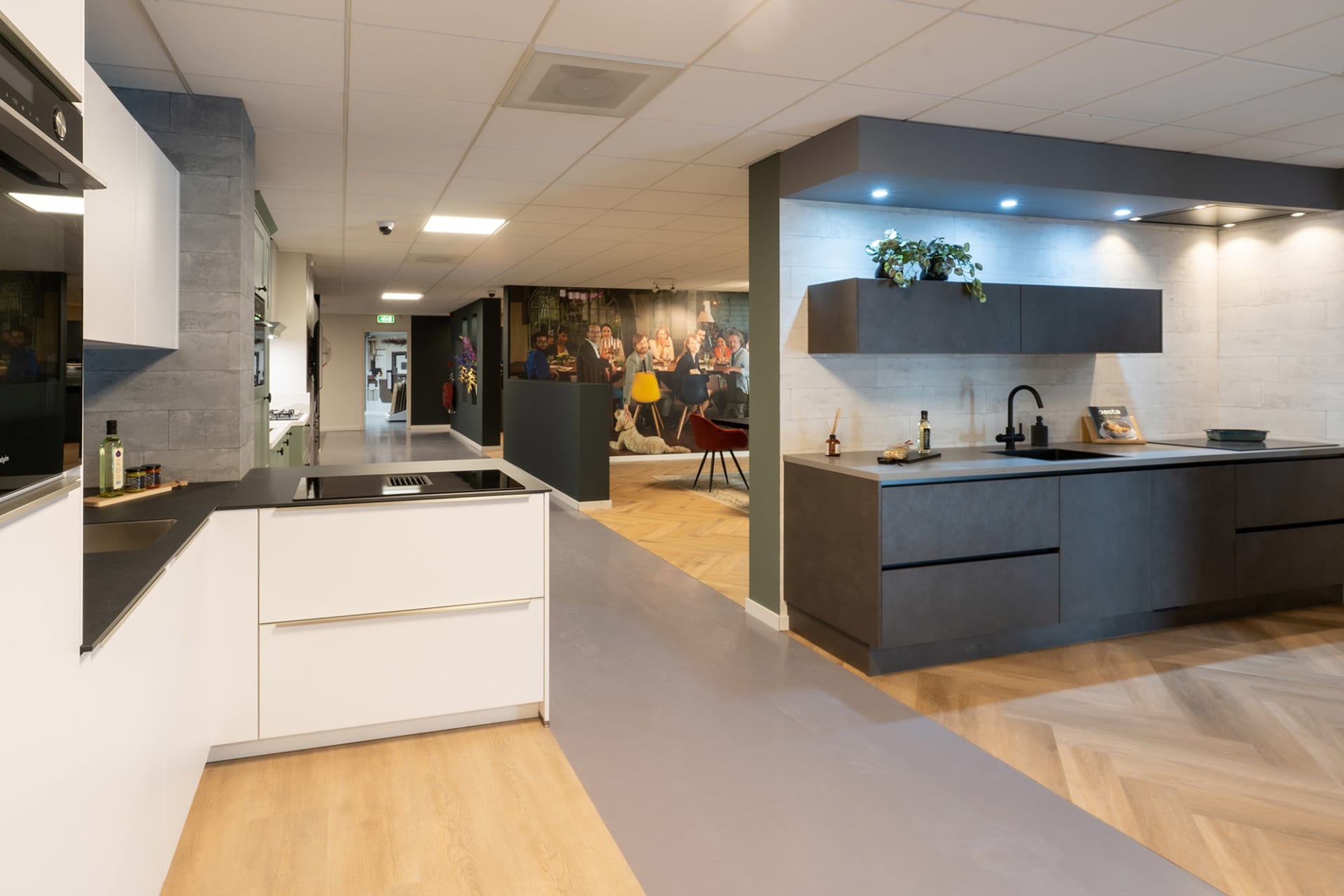 Witte hoekkeuken naast een donkergrijze keukenwand in de Kitchen4All-winkel