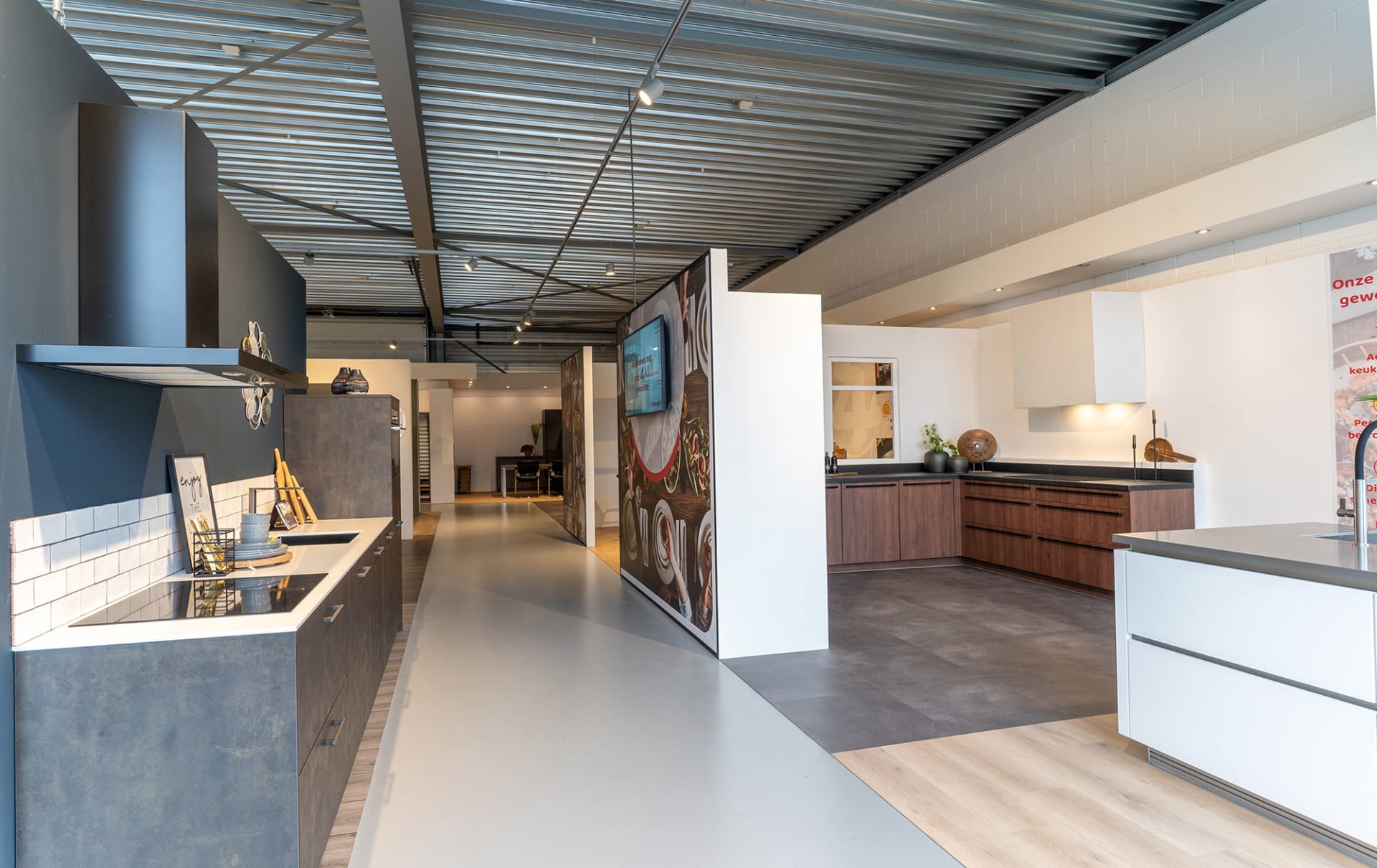 Rij keukenopstellingen in verschillende stijlen naast elkaar in de Kitchen4All-winkel