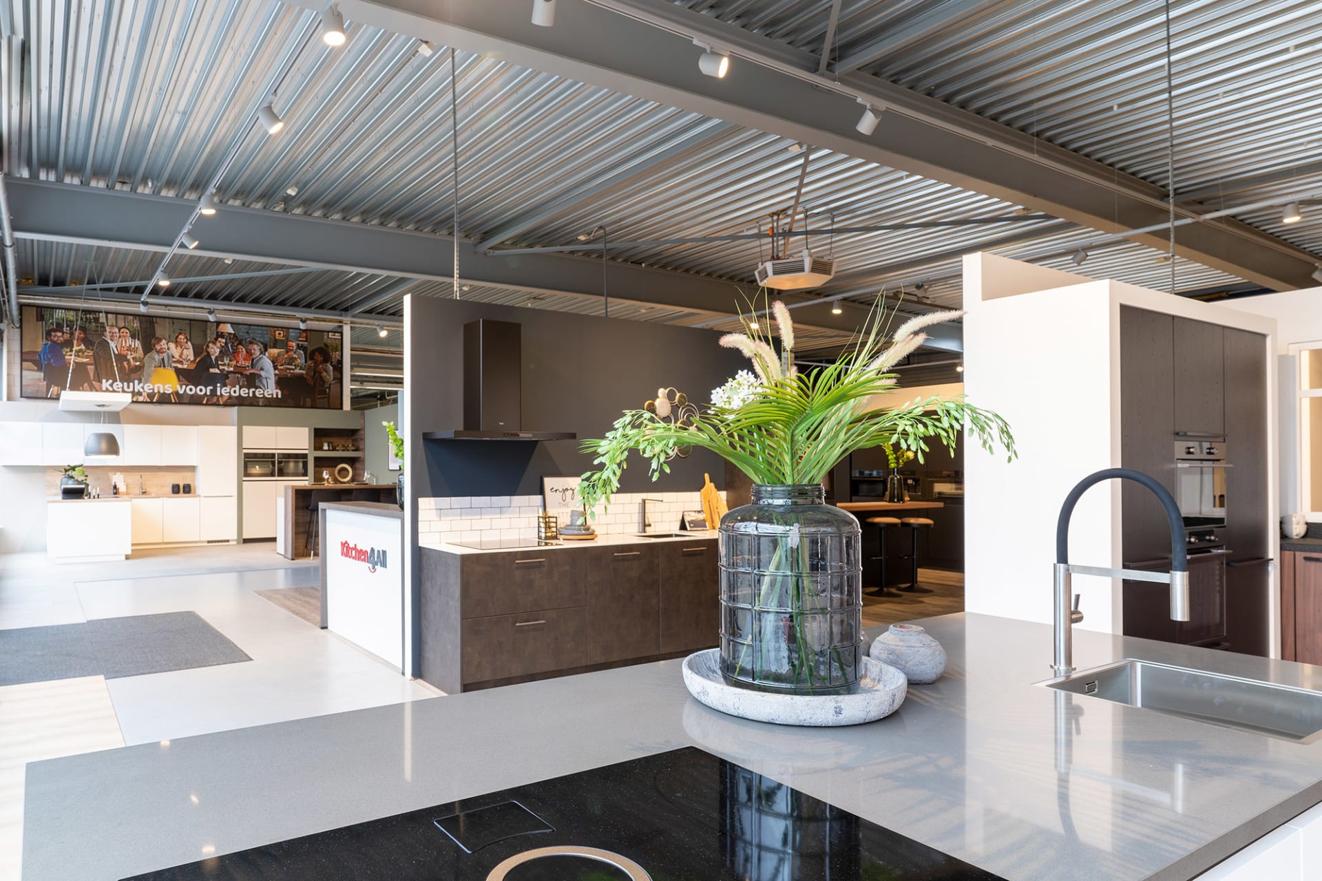 Keukenopstelling met eiland en granieten werkblad in de Kitchen4All-winkel