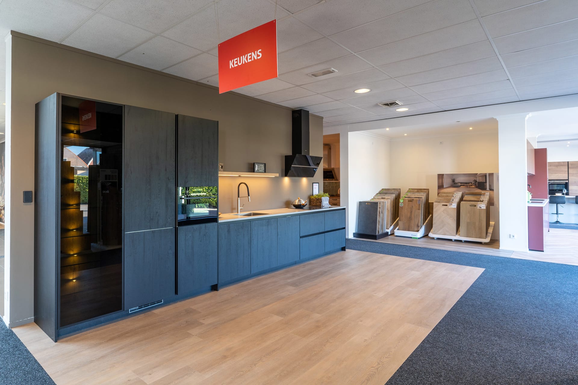Donkerblauwe keukenwand met ingebouwde apparatuur in de Kitchen4All-winkel