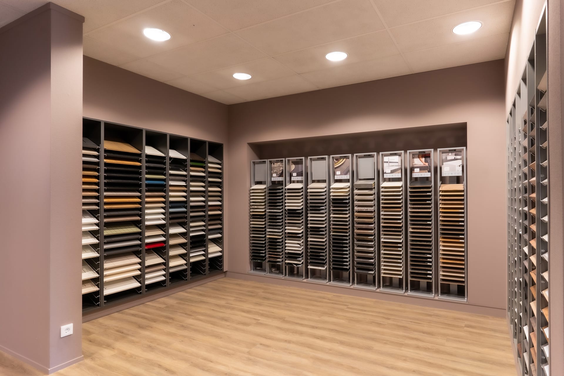 Wand met front- en werkbladstalen in de Kitchen4All-winkel