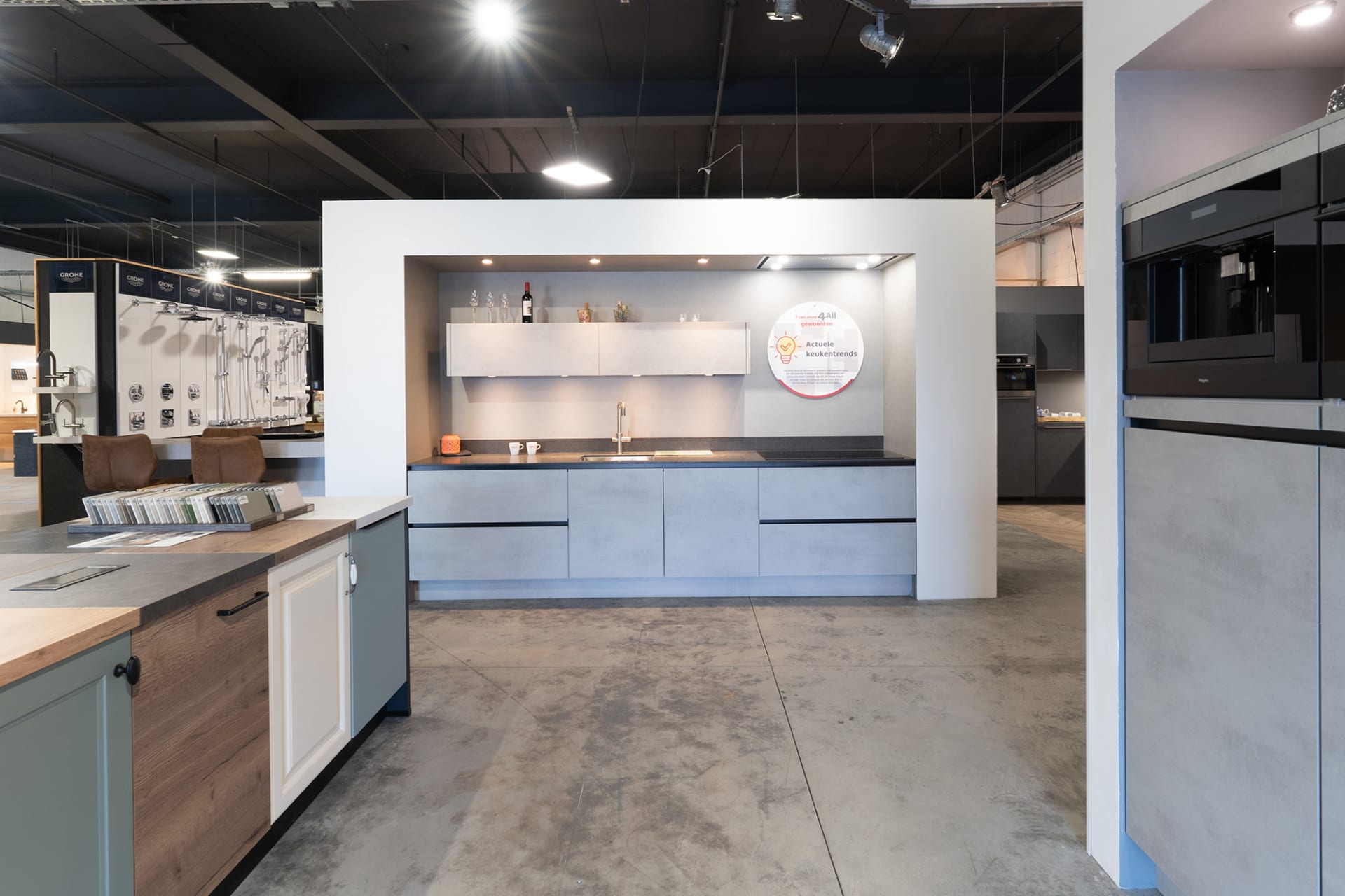 Groengrijze keukenopstelling in een ruime winkelhal van Kitchen4All