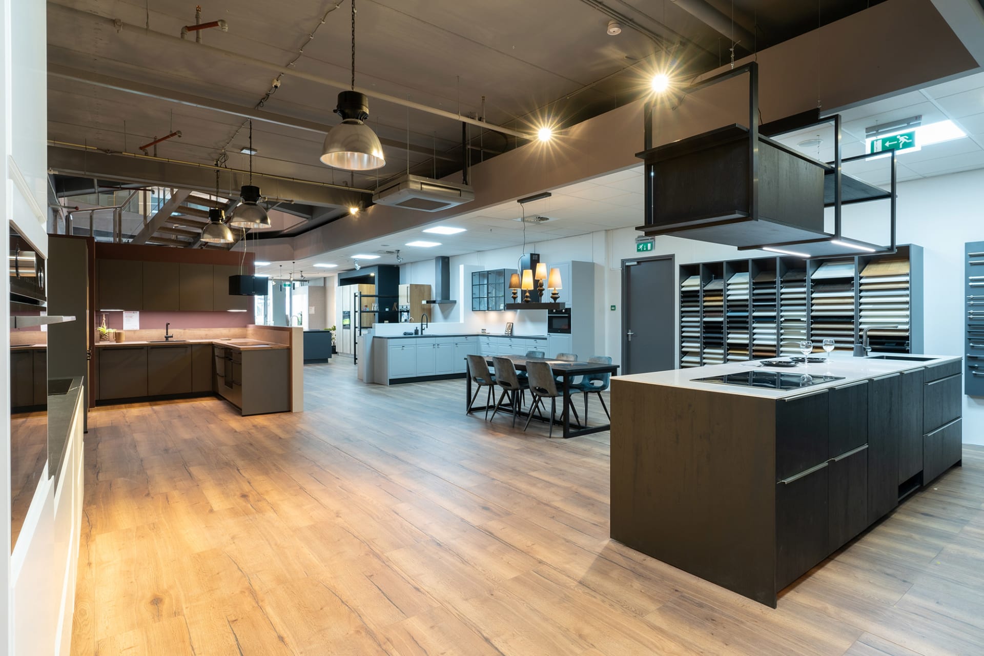 Donker kookeiland met een hangrek boven het werkblad in de Kitchen4All-winkel