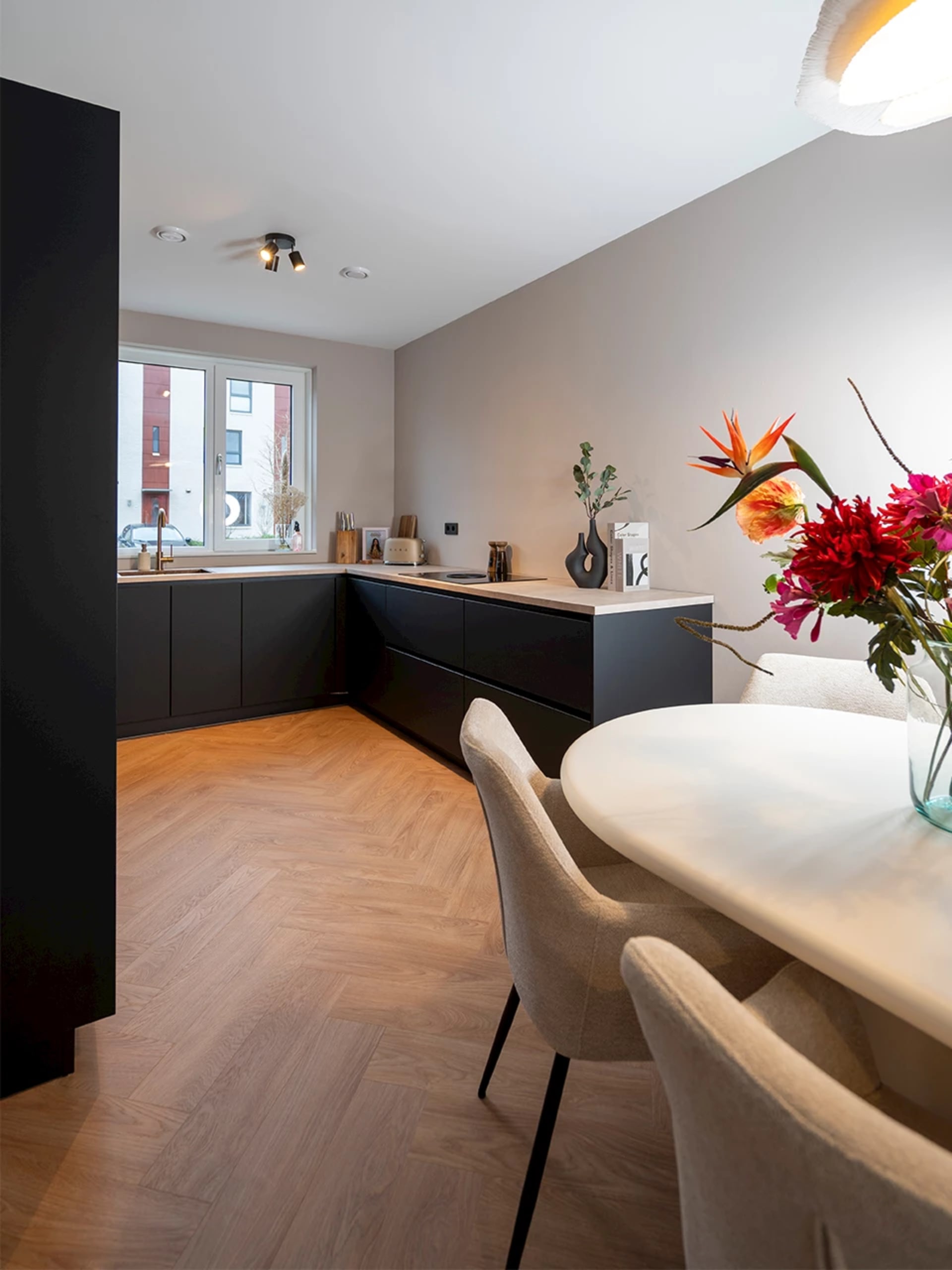 Ruime open keuken met kookeiland als voorbeeld van een keukenindeling