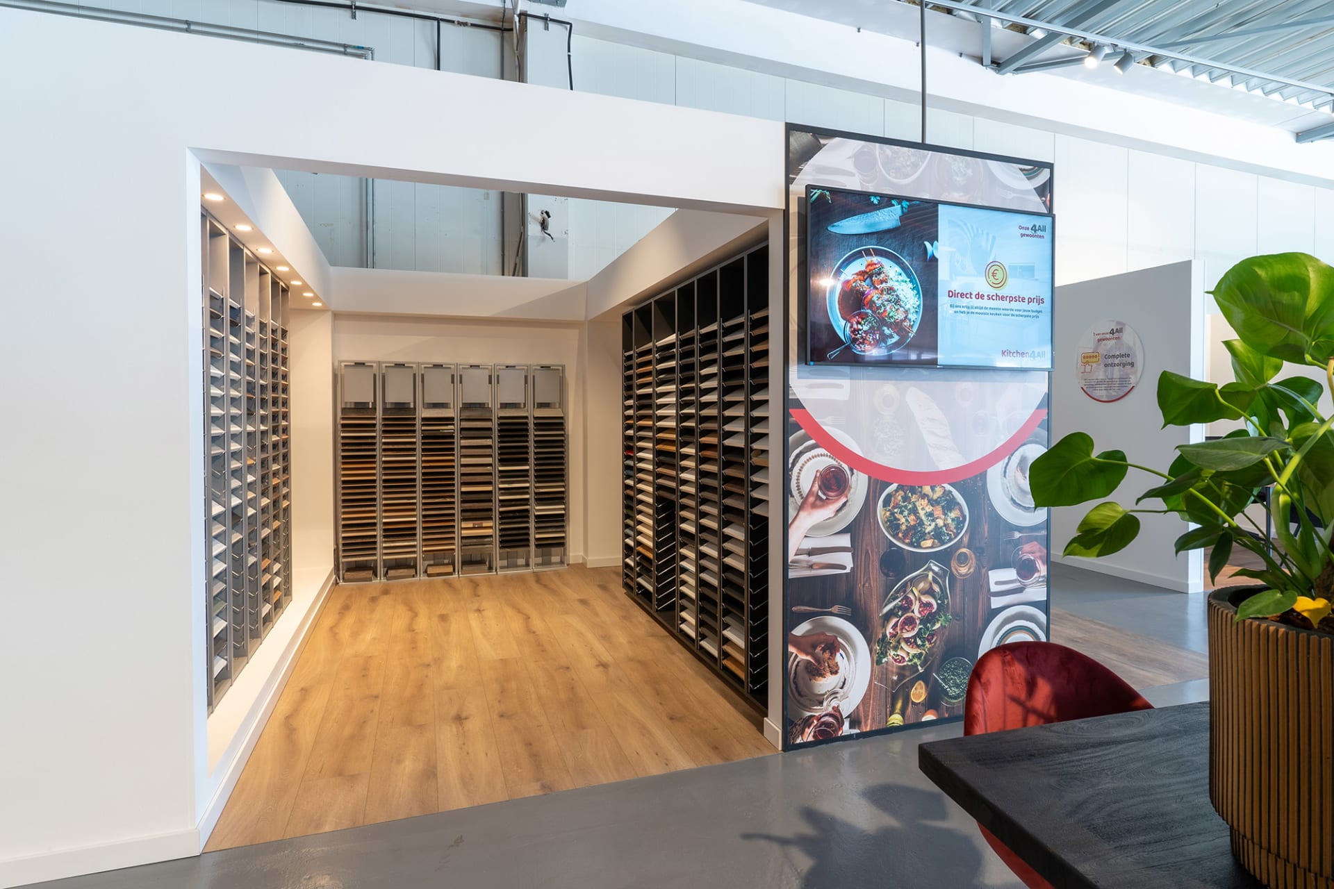 Wandrekken vol front- en werkbladstalen in de Kitchen4All-winkel
