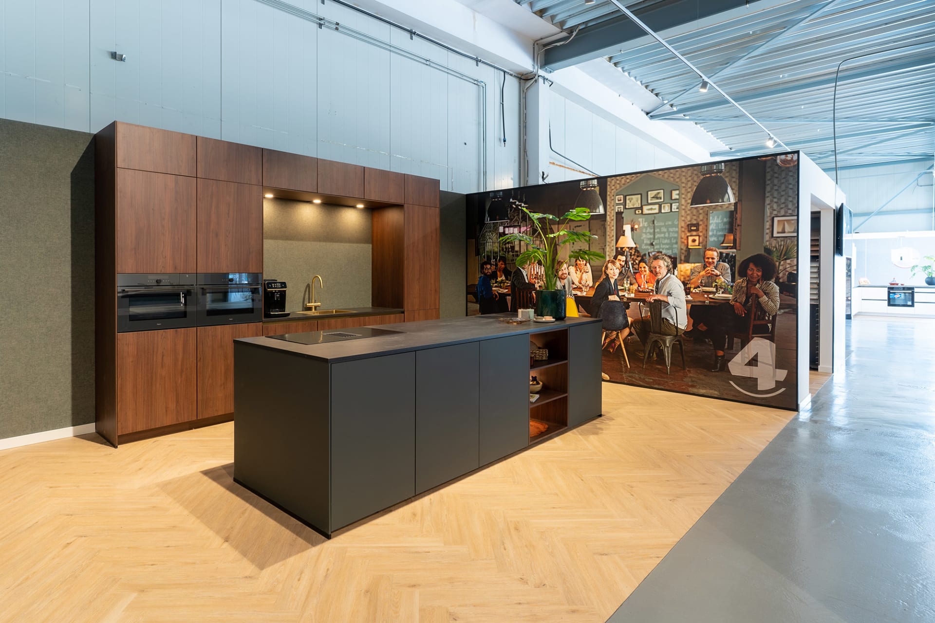 Walnoothouten kastenwand met matzwart kookeiland en gouden kraan in de Kitchen4All-winkel