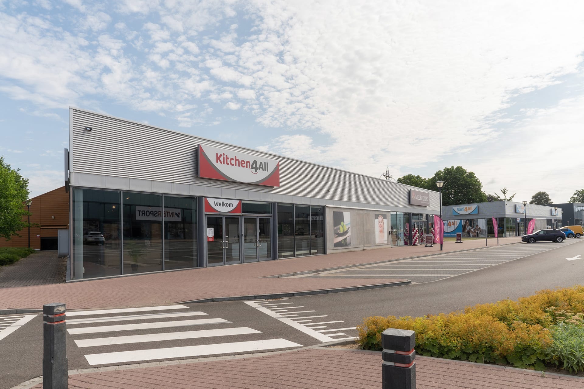 De entree en het parkeerterrein van de Kitchen4All-winkel