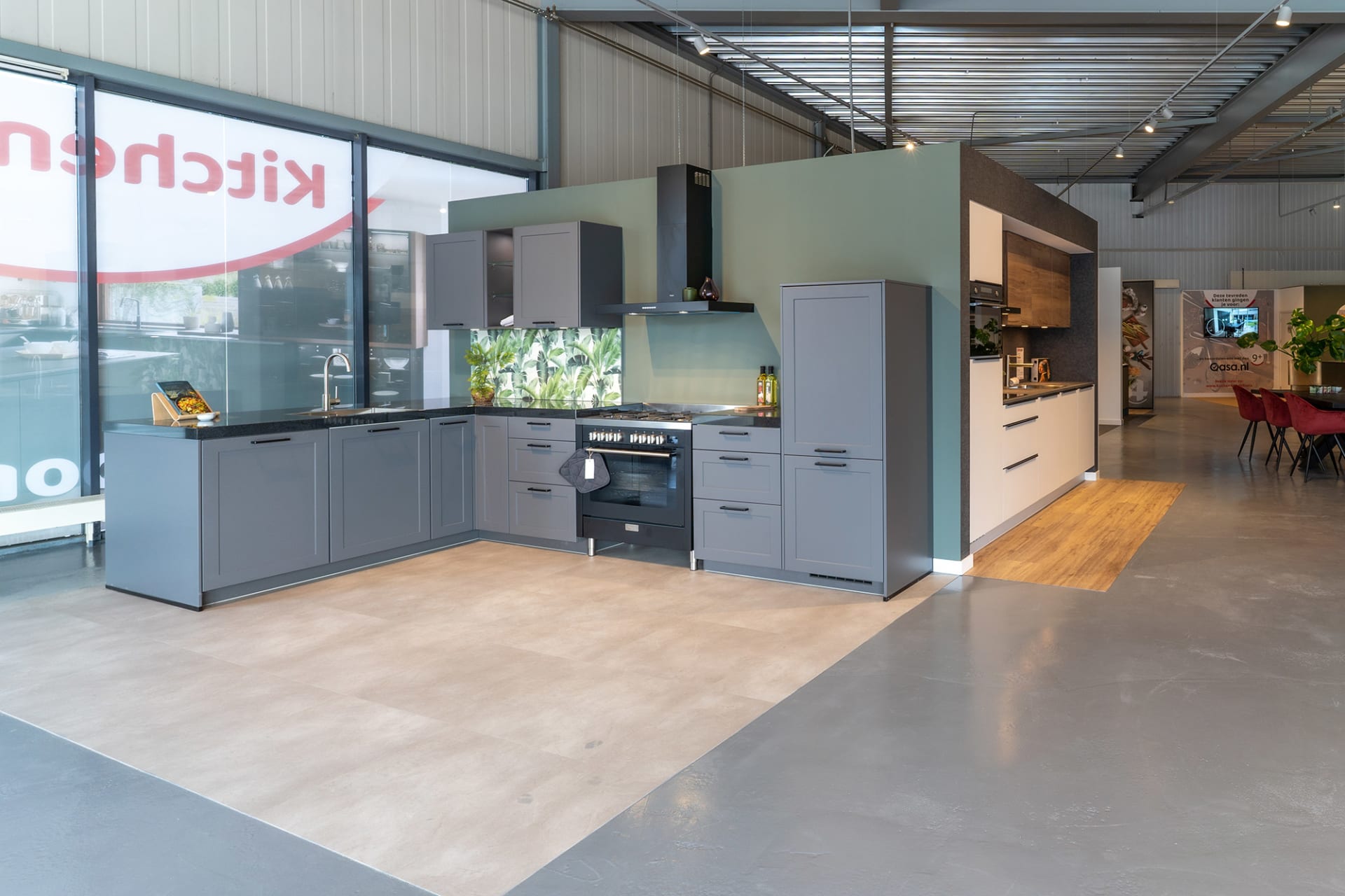 Strakke grijze keukenopstelling met fornuis in de Kitchen4All-winkel