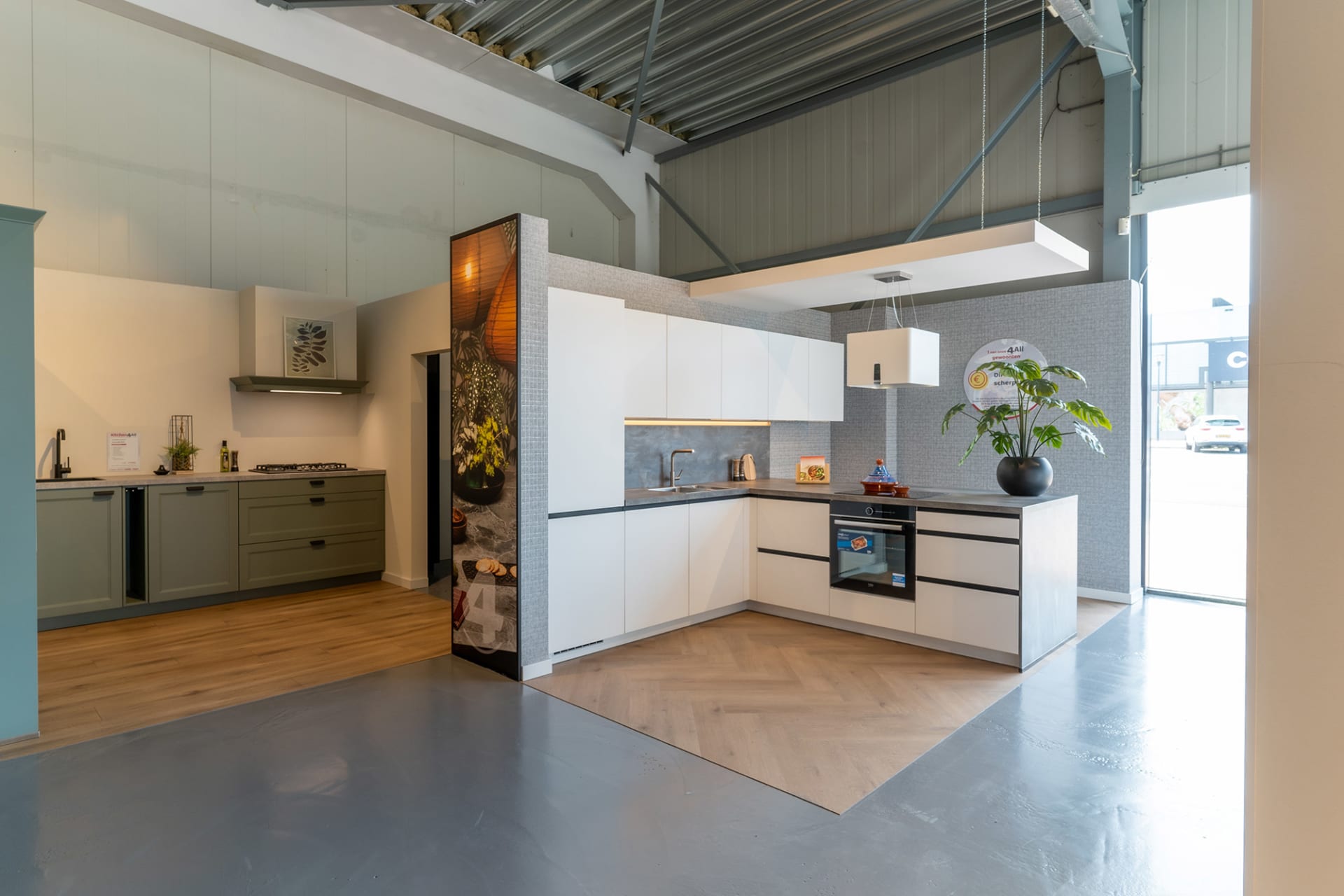 Lichte Kitchen4All-winkel met meerdere keukenopstellingen naast elkaar