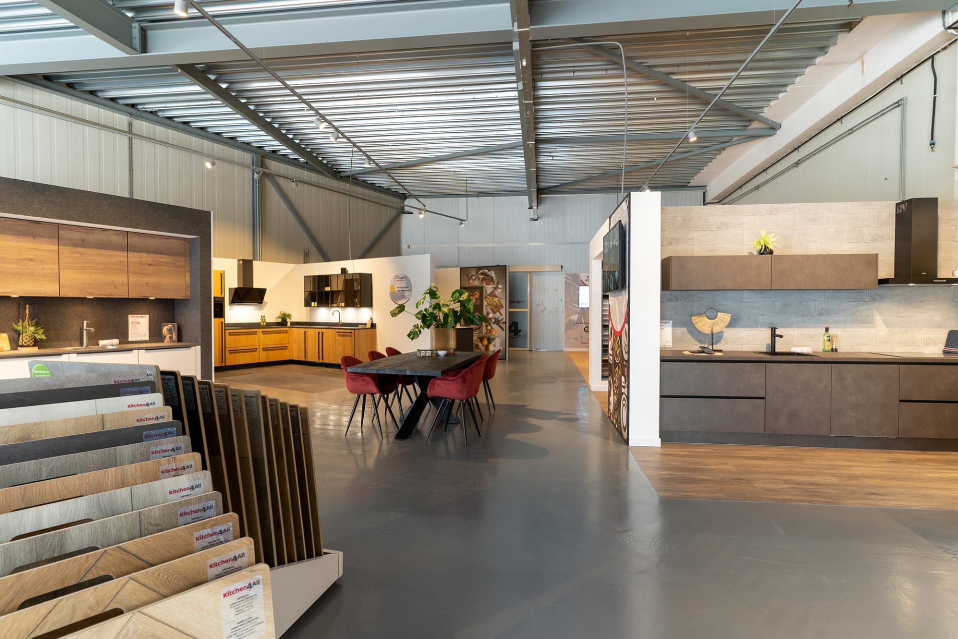Diverse keukenopstellingen en materiaalstalen in de Kitchen4All-winkel