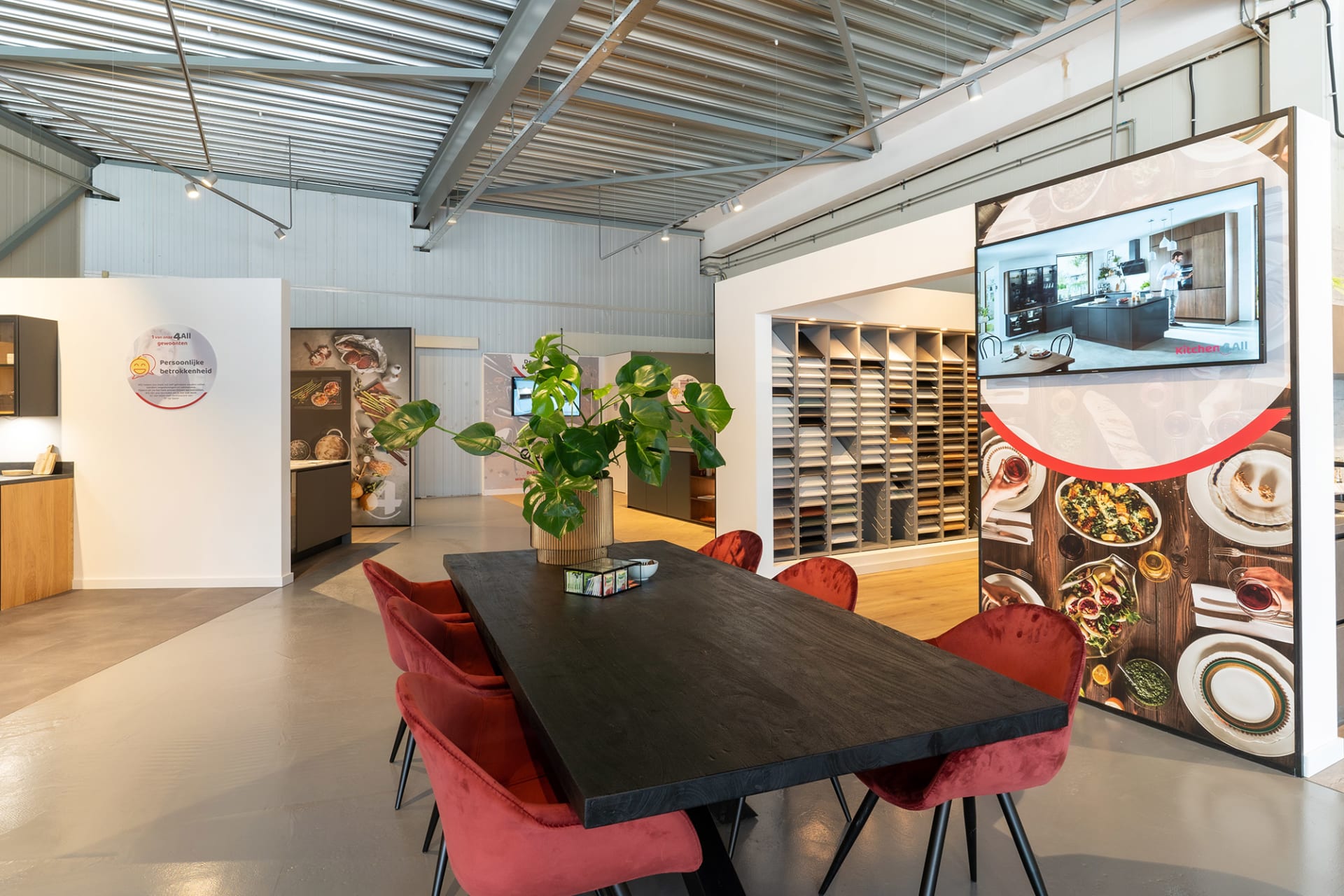 Adviestafel met front- en werkbladstalen in de Kitchen4All-winkel