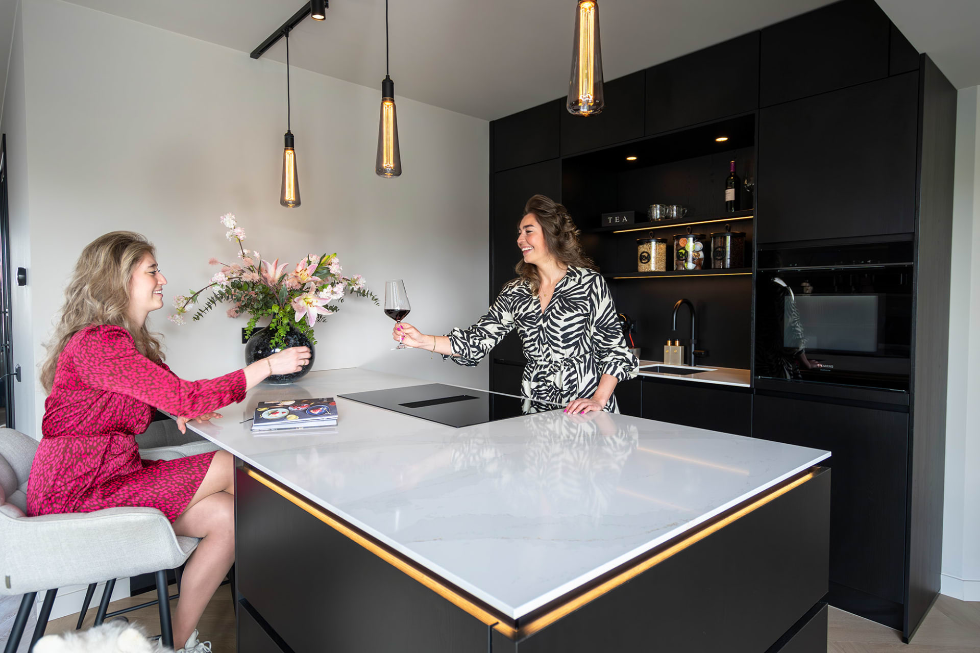 Familie Mulder proost samen aan het ruime kookeiland