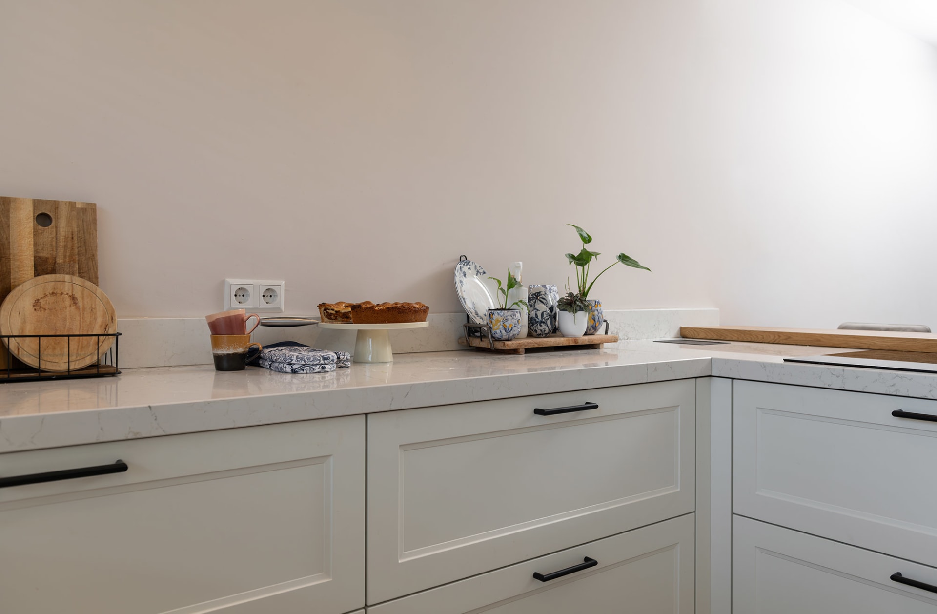 Appeltaart op het lichte werkblad in de keuken van de Lekker Wonen Weken