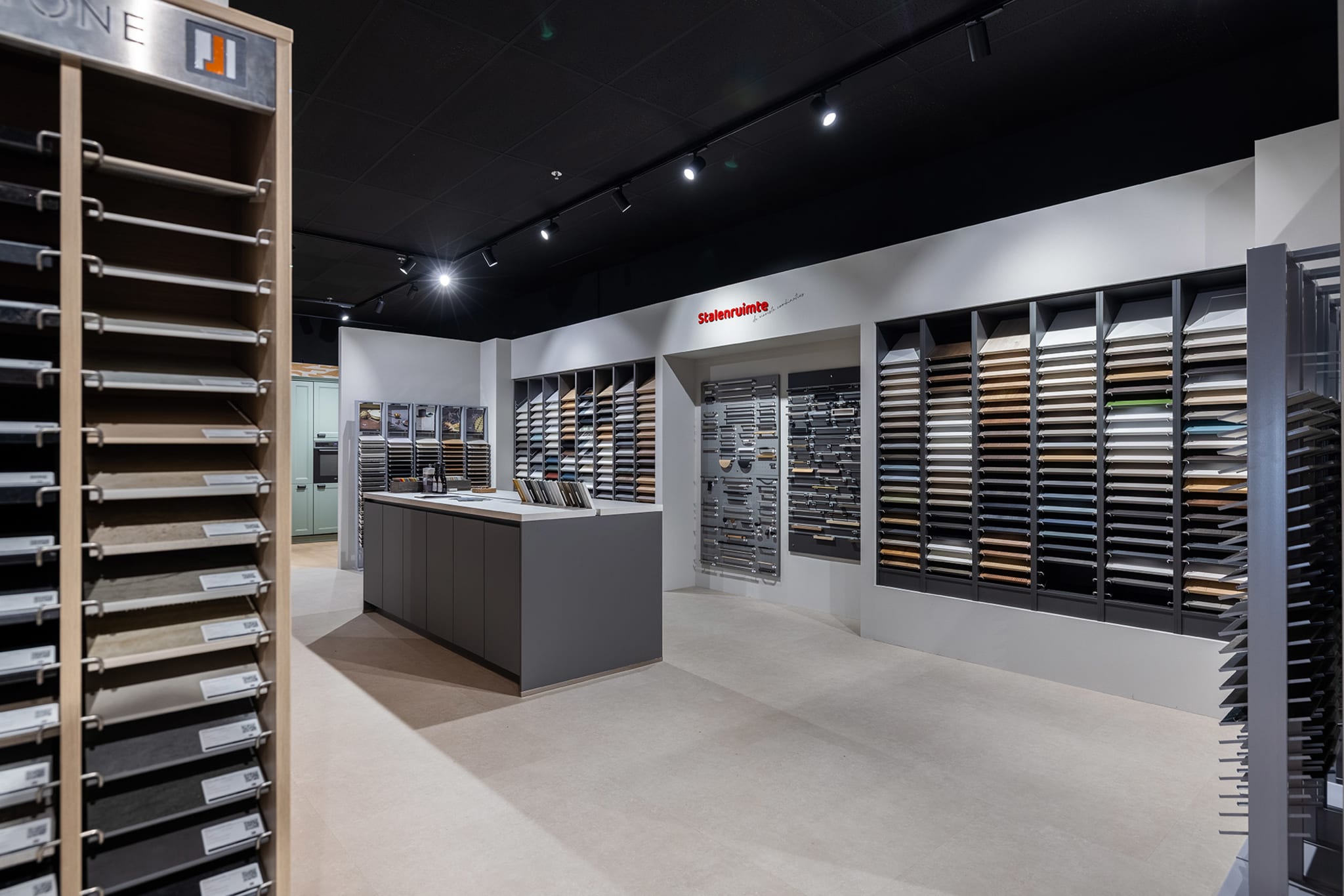 Lichte keukenopstelling met houten accenten in de Kitchen4All-winkel