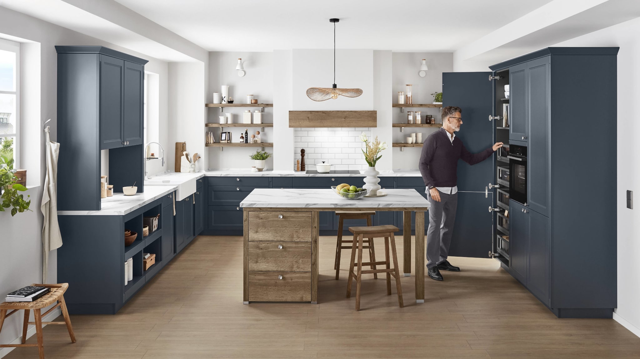 Keuken met diepblauwe kaderfronten, open planken en een houten kookeiland
